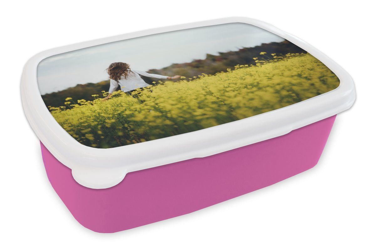 MuchoWow Lunchbox Mädchen läuft durch ein Feld mit gelben Blumen, Kunststoff, (2-tlg), Brotbox für Erwachsene, Brotdose Kinder, Snackbox, Mädchen, Kunststoff rosa