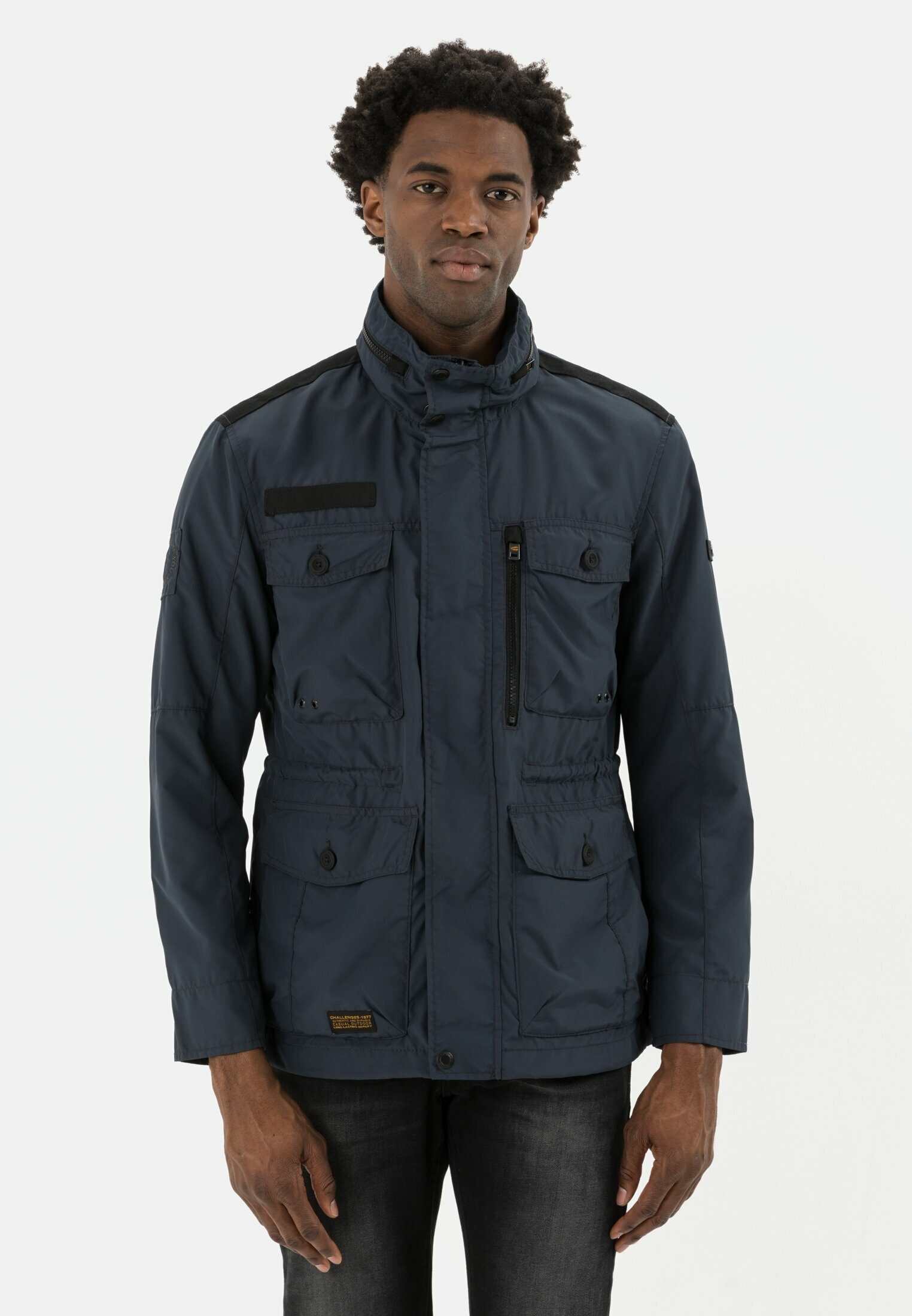 Outdoorjacke mit Einroll-Kapuze mit recyceltem Polyester