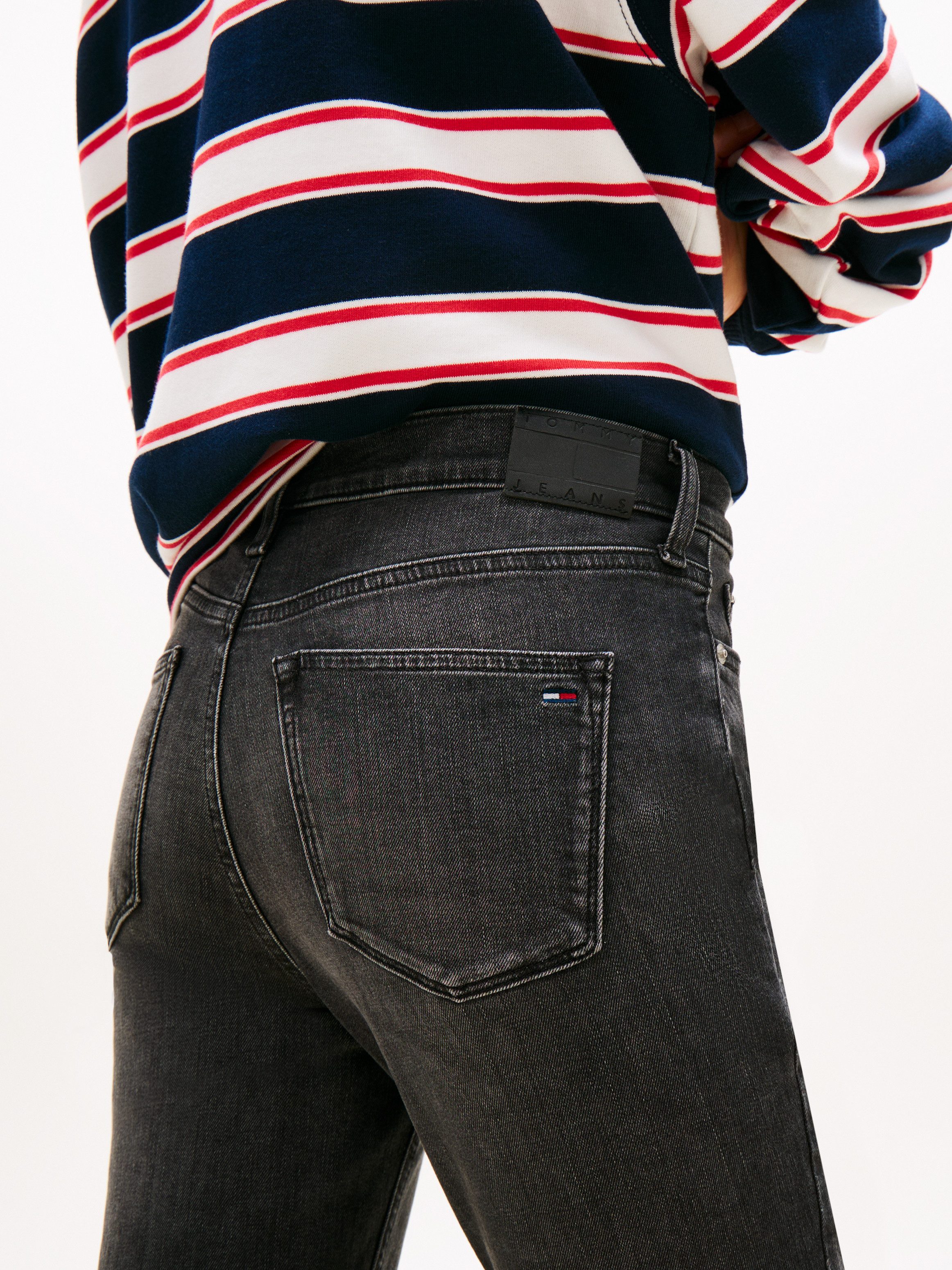 Tommy Jeans Skinny-fit-Jeans NORA MR SKNY AH1280 mit Logo-Badge, Mid Rise