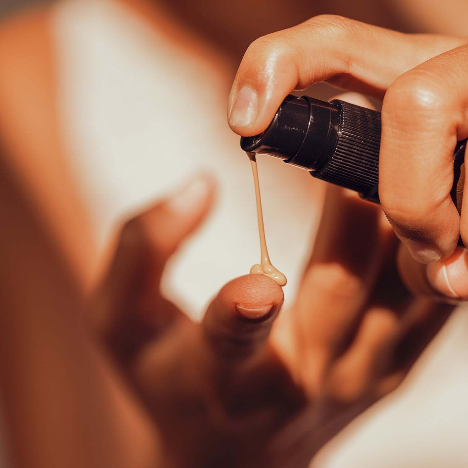 JUNGLÜCK Getönte Gesichtscreme Getöntes Serum - Sehr Hell mit Hyaluron, 1-tlg., Wirkt beruhigend und verschmilzt mit der Haut – leicht deckend