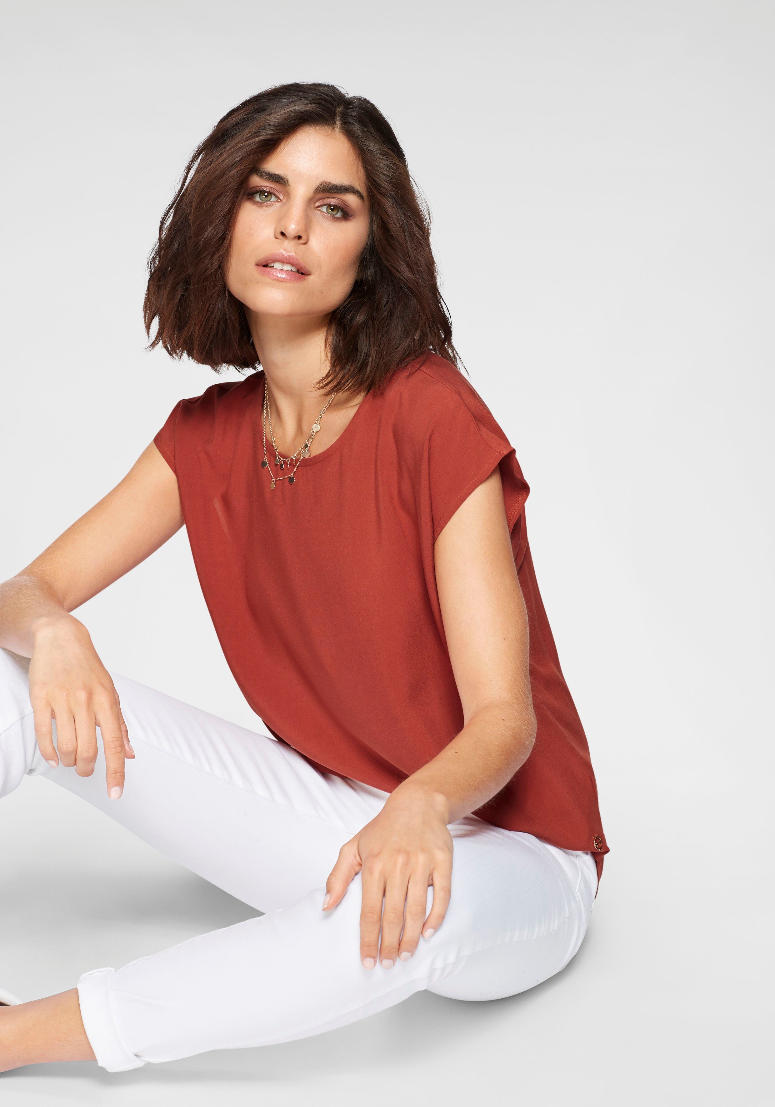 Tamaris Shirtbluse mit abgerundetem Saum. € 34,99, (€ 34,99 pro 1 Stk).