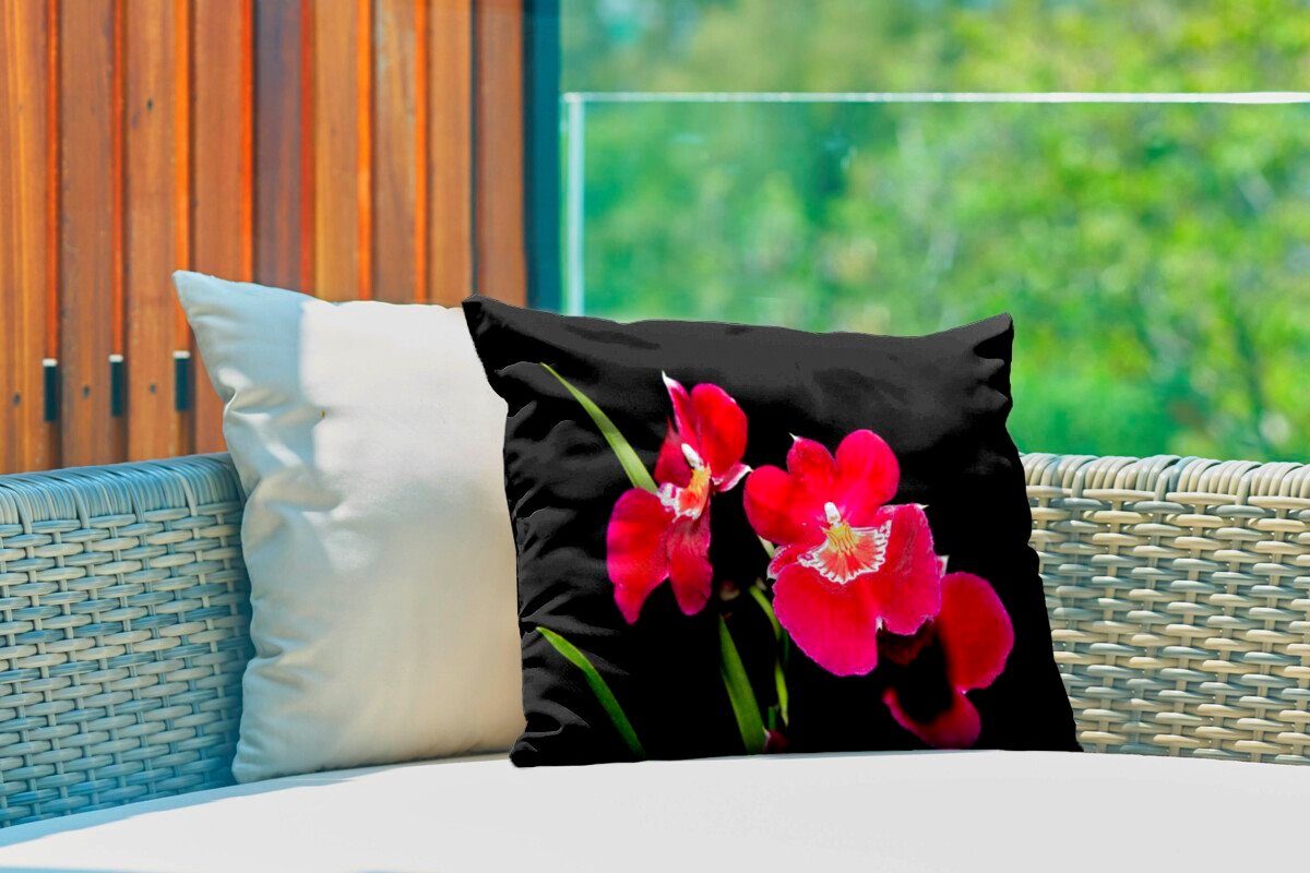 MuchoWow Dekokissen Rote Orchideen vor Polyester, schwarzen Outdoor-Dekorationskissen, Kissenhülle Dekokissenbezug, Hintergrund, einem
