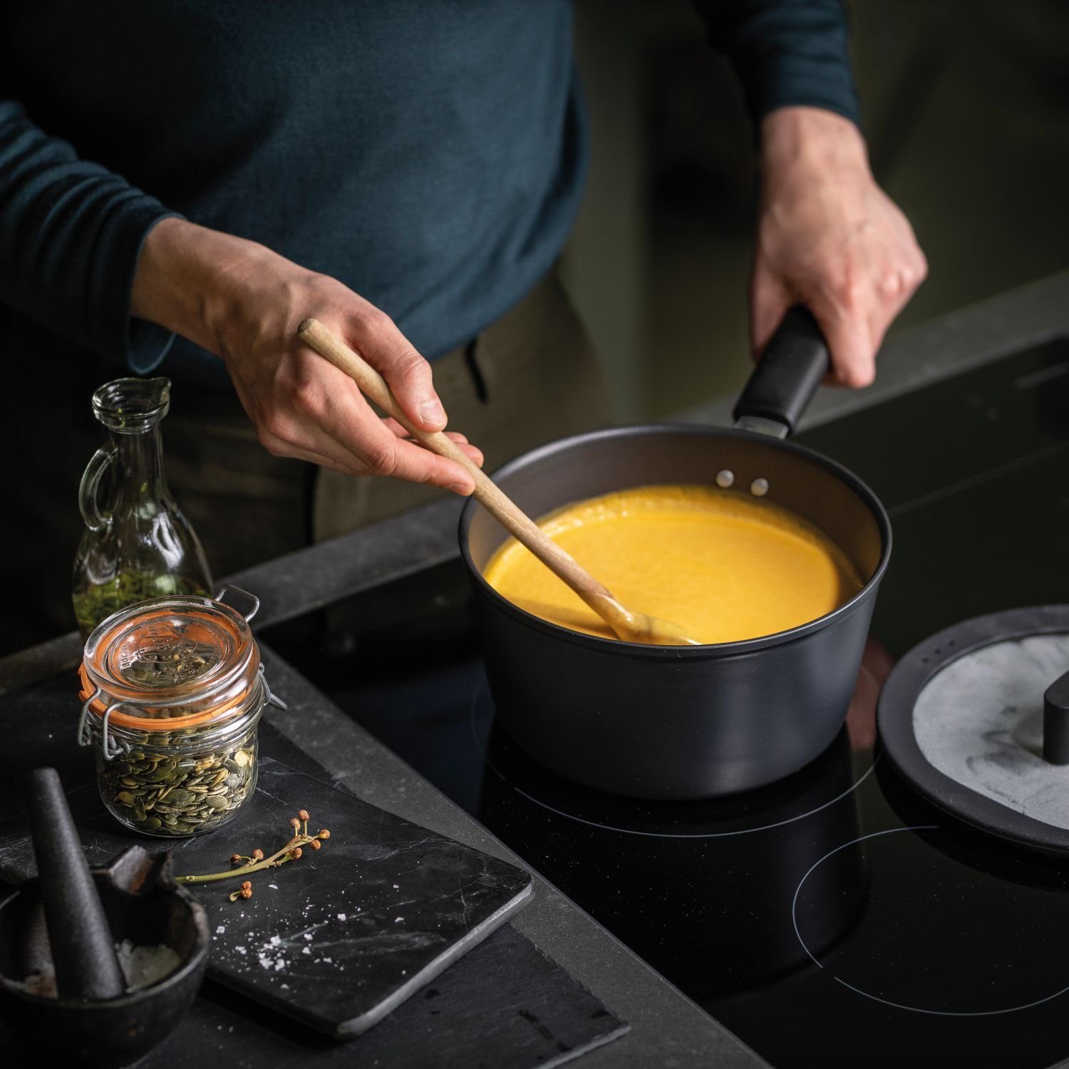 Fiskars Kasserolle Hard Face Stieltopf mit Deckel 2,5 l, Aluminium, Kunststoff (1-tlg)