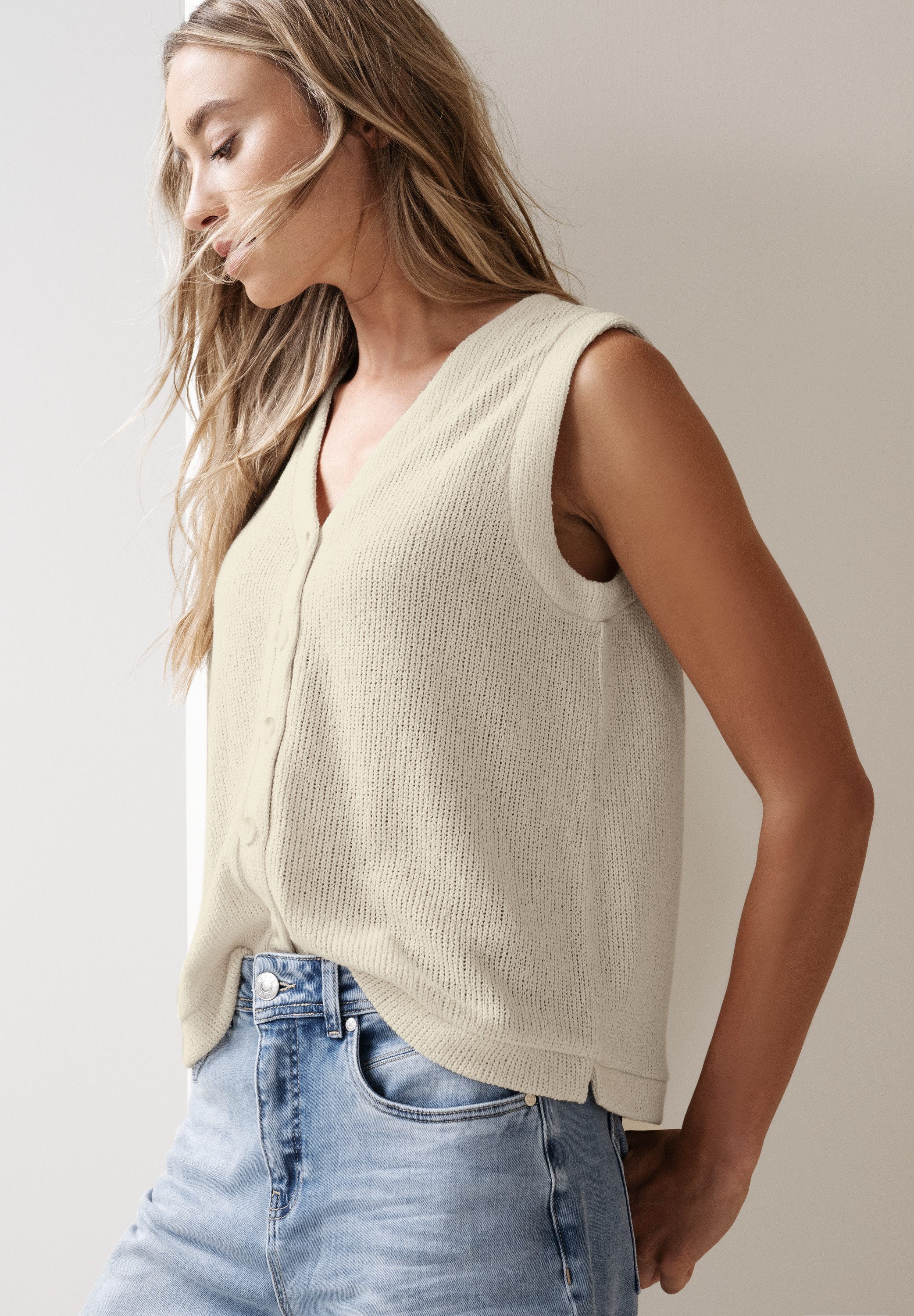 STREET ONE Strickweste mit V-Neck im Strick-Look