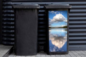 MuchoWow Wandsticker Blauer Himmel und Wolken spiegeln sich in den Gewässern von Bradford (1 St), Mülleimer-aufkleber, Mülltonne, Sticker, Container, Abfalbehälter