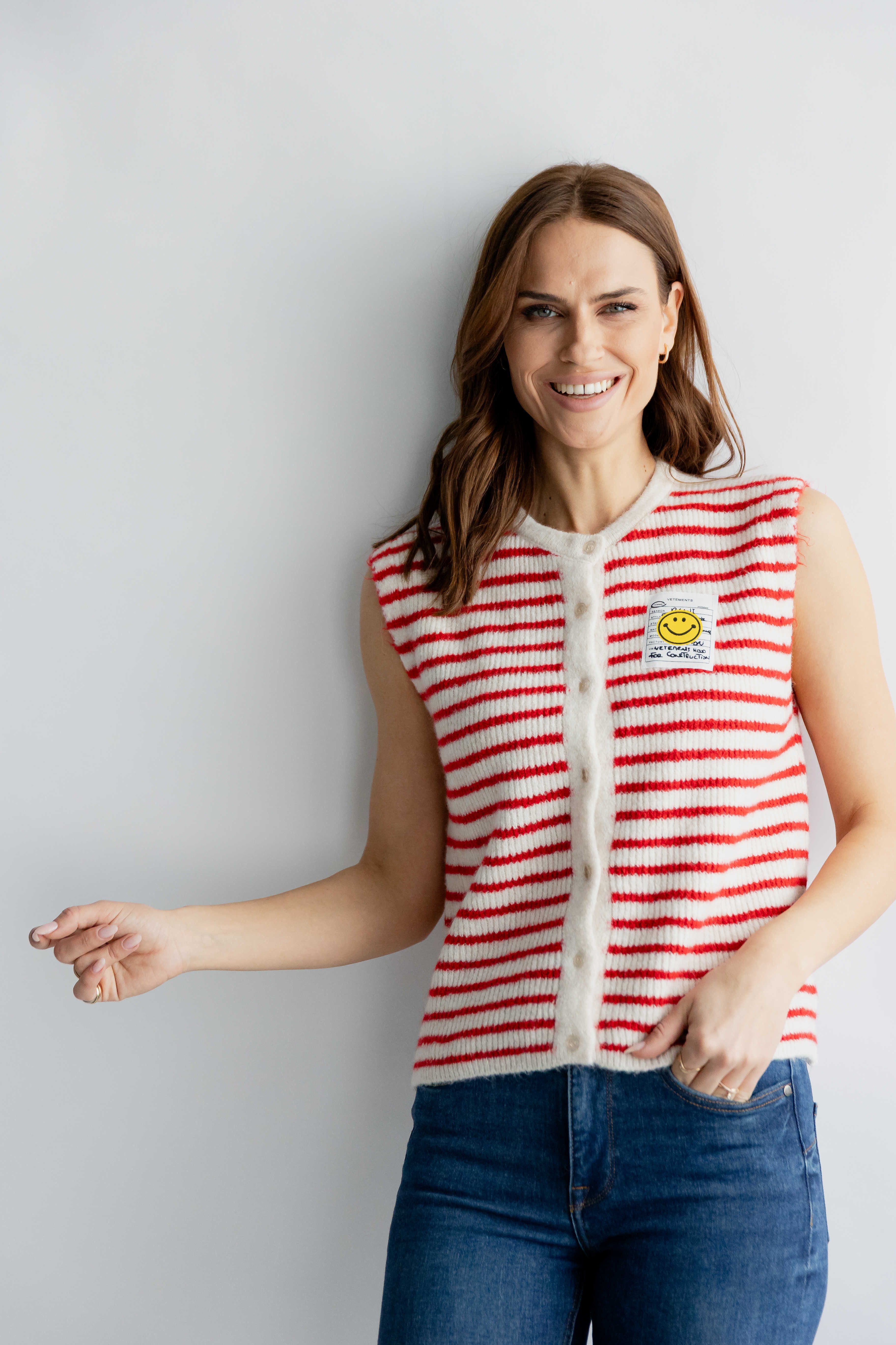 von Herzen Strickweste ärmellose gestreifte Strickweste mit Smiley – rot/weiß – Onesize mit Smiley-Patch auf der Brust