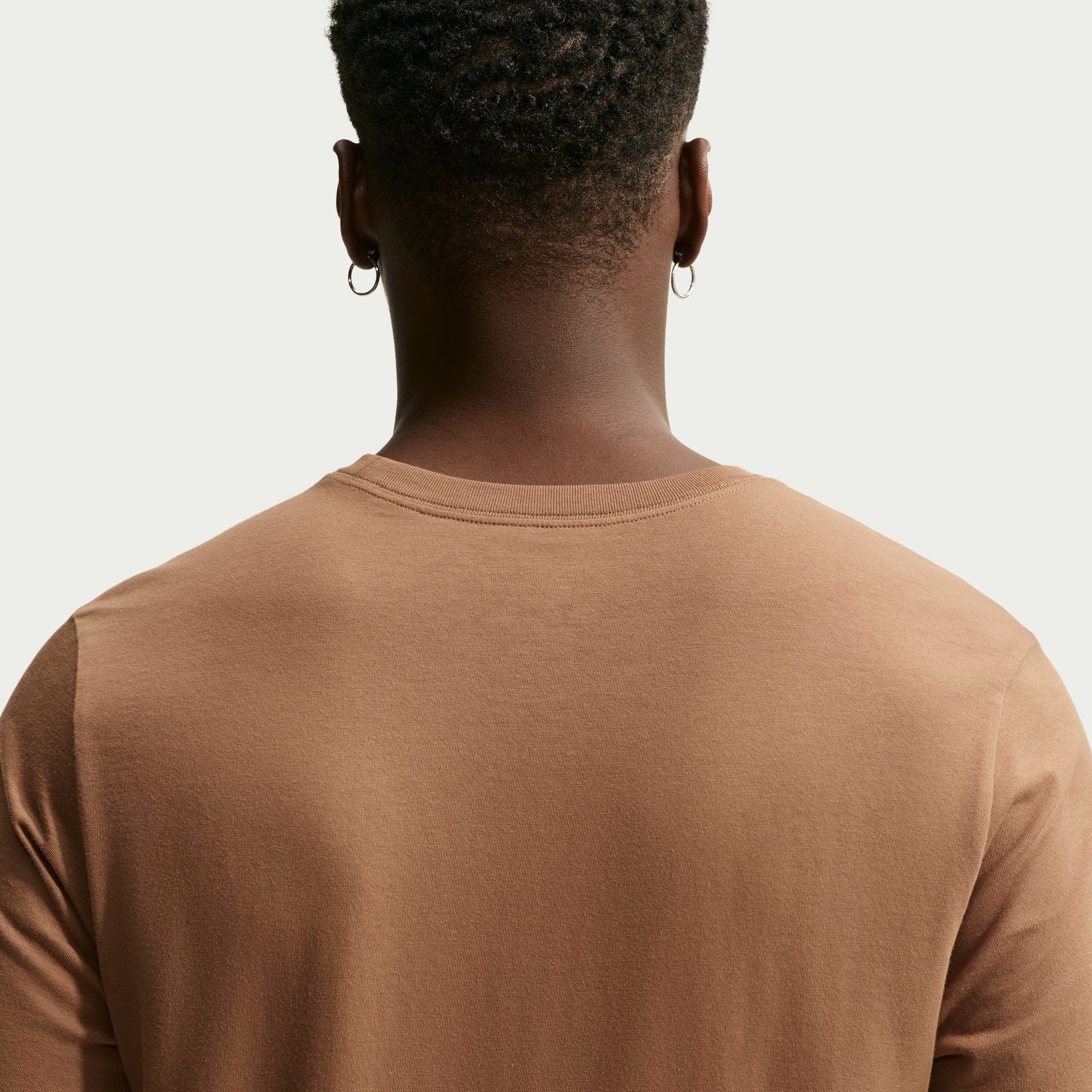Nike Sportswear T-Shirt M NSW CLUB TEE mit Logostickerei auf der Brust, aus Jersey-Material, Regular Fit