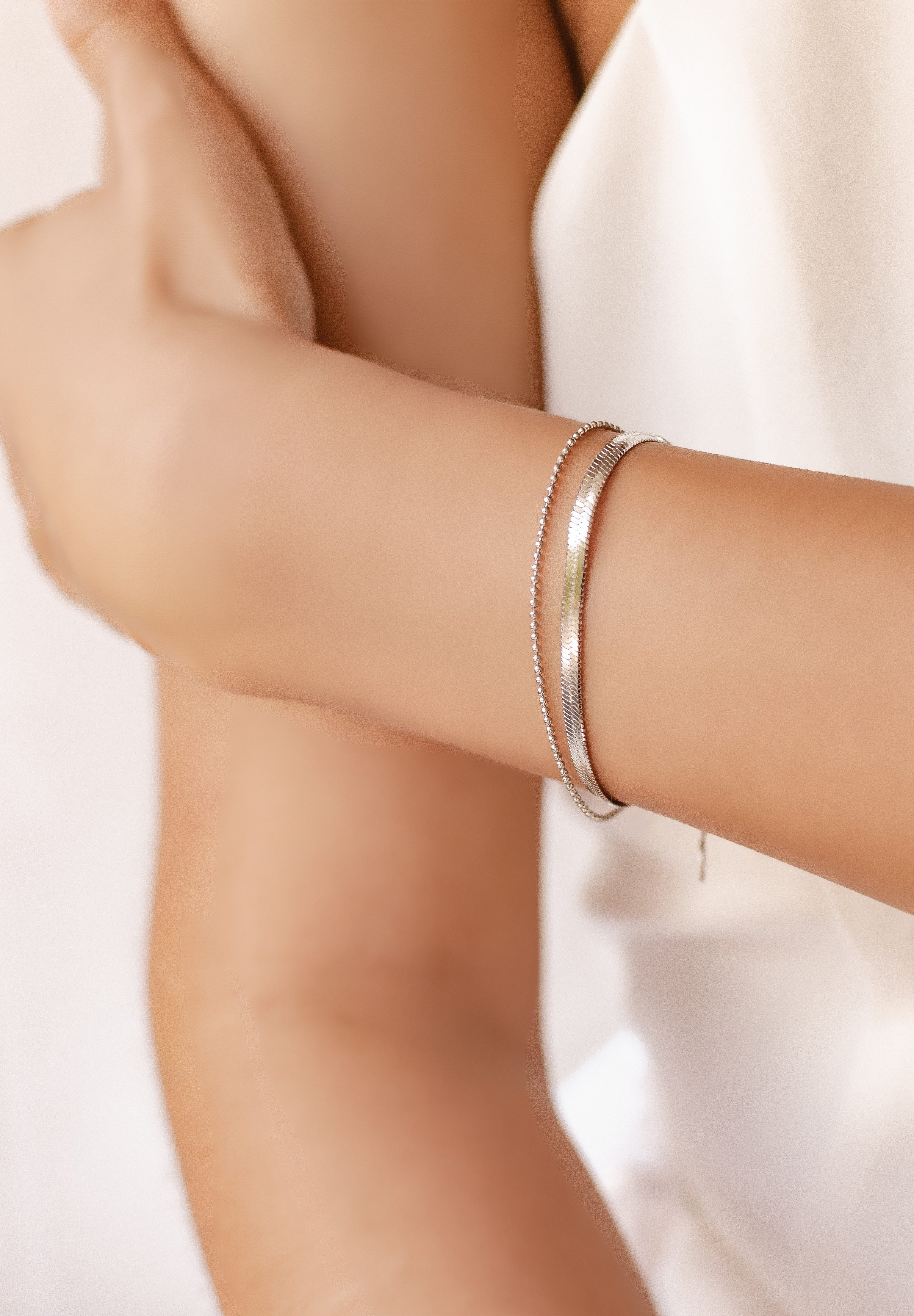 Hey Happiness Edelstahlarmband Set Damen 'Glanzspiel', doppelreihig & minimalistisch, 2er Layer Set Schlangen und Erbskette Armbänder, wasserfest
