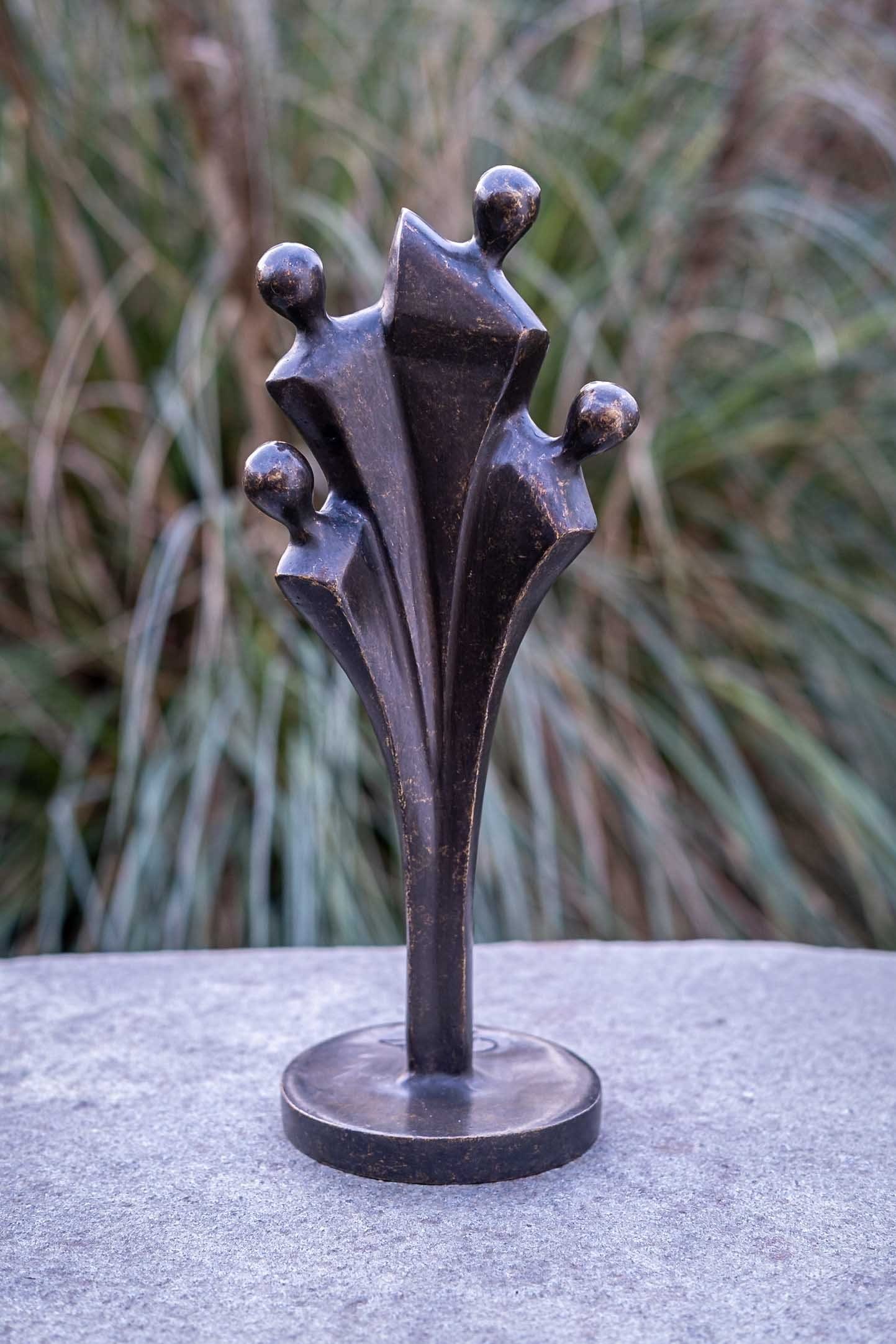 IDYL Gartenfigur IDYL Bronze-Skulptur Moderne Familie mit 4 Mitgliedern, Bronze – sehr robust – Langlebig – witterungsbeständig gegen Frost, Regen und UV-Strahlung. Die Modelle werden in Wachsausschmelzverfahren in Bronze gegossen und von Hand patiniert.