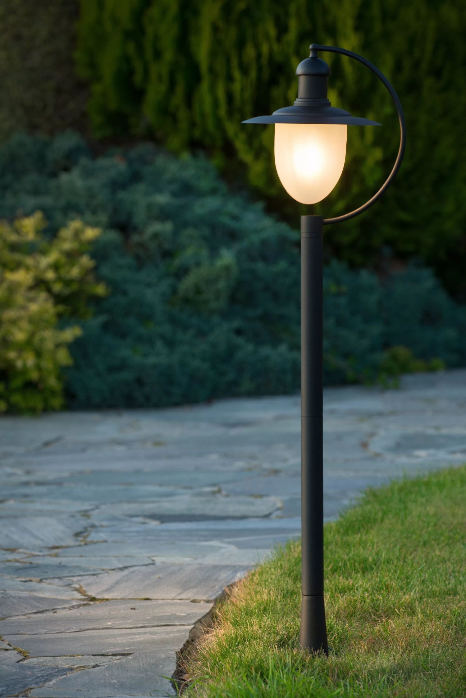 Licht-Erlebnisse Außen-Stehlampe SOLU, ohne Leuchtmittel, Glas Metall E27 IP44 110 cm Schwarz Weiß Vintage Design