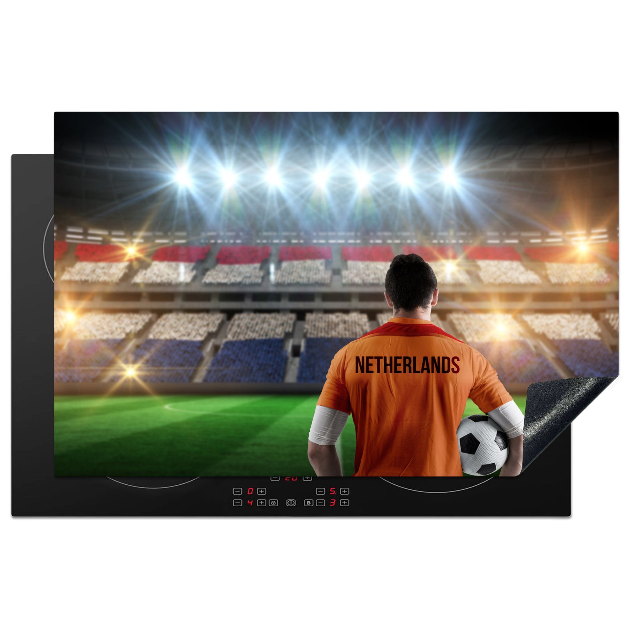 MuchoWow Herdblende-/Abdeckplatte Niederländischer Fußballer steht in einem Stadion voller Oranje-Fans, Vinyl, (1 tlg), 81x52 cm, Induktionskochfeld Schutz für die küche, Ceranfeldabdeckung