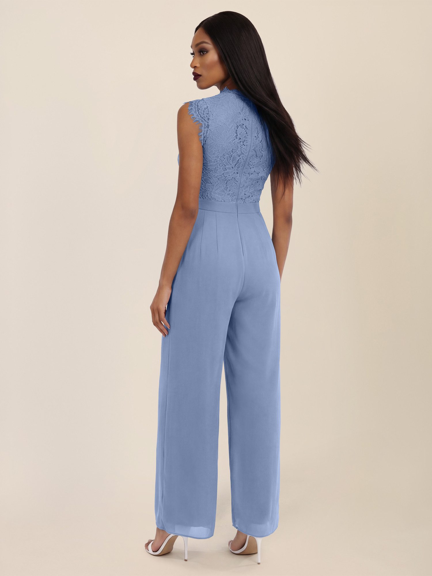 Apart Jumpsuit mit Spitzentop und weitem Bein