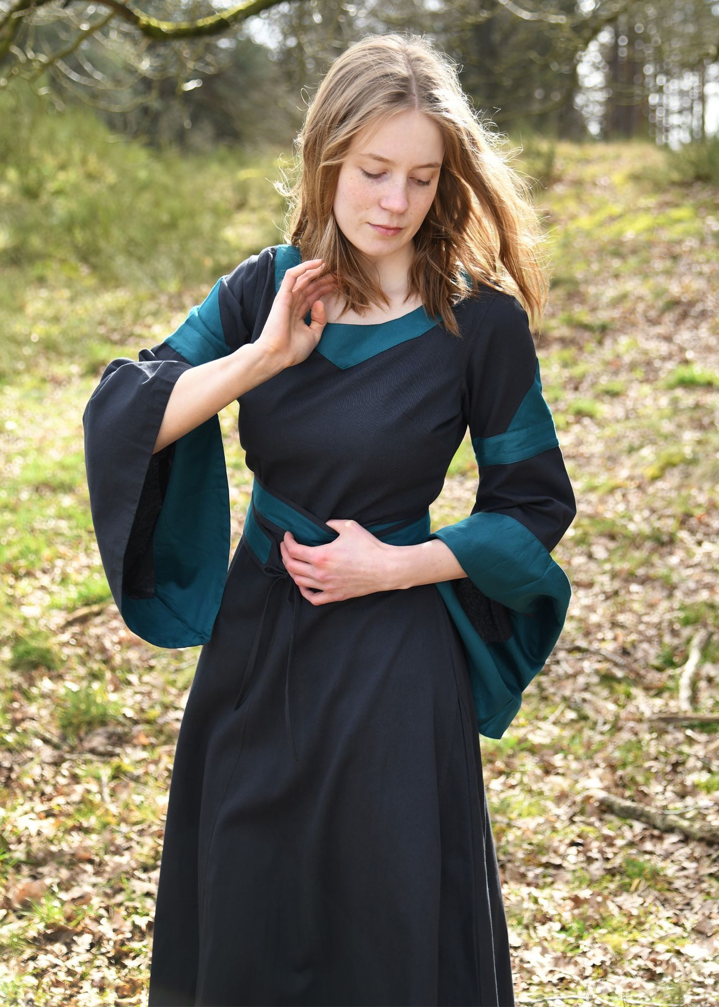 Battle Merchant Kostüm Mittelalterkleid mit Gürtel, Bliaut Konstanze, dunkelblau, Gr. XXL