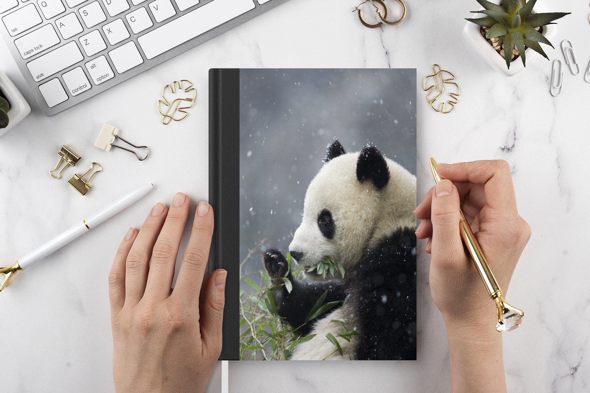 MuchoWow Notizbuch Panda - Bambus 98 Haushaltsbuch Merkzettel, A5, Schnee, Tagebuch, Notizheft, Journal, Seiten, 
