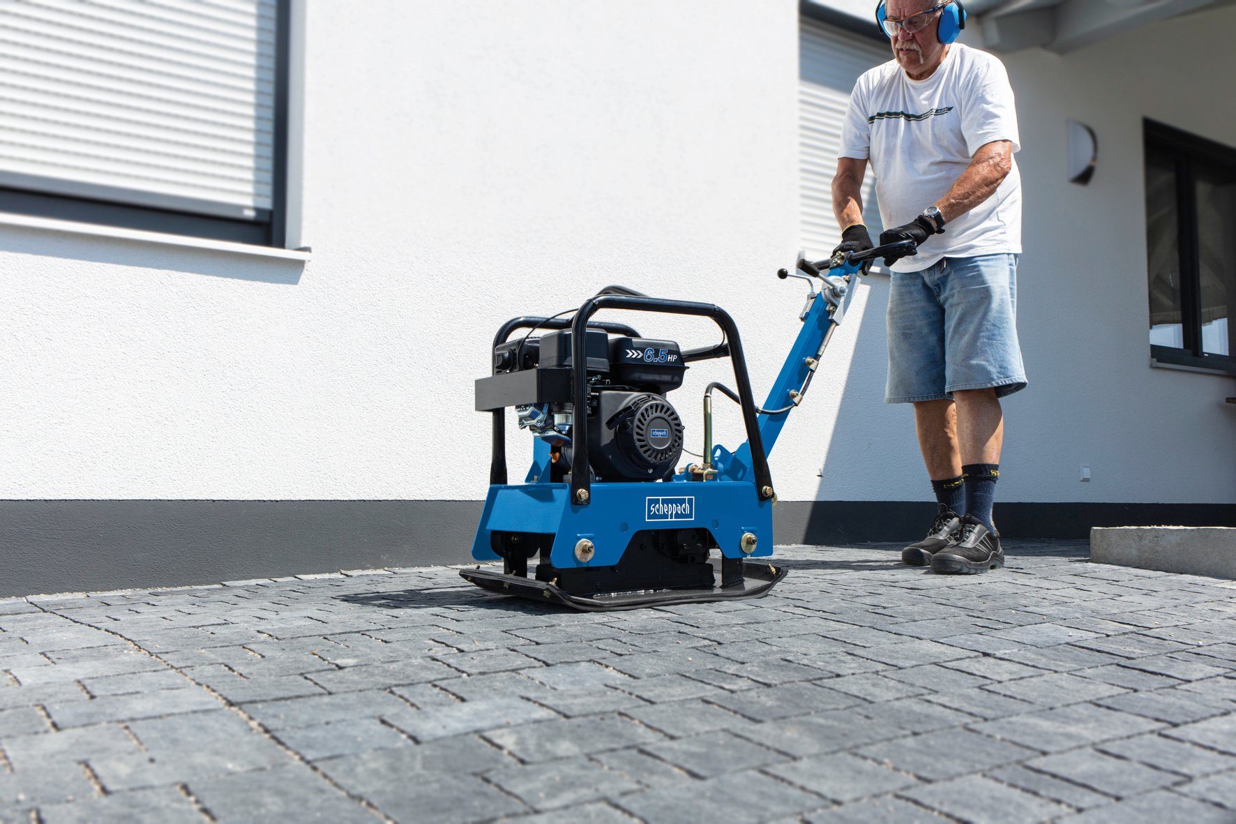 Scheppach HP2500S vibratory plate compactor, max. 4300 rpm, (LxW) 63x43 cm, including rubber mat for paving work