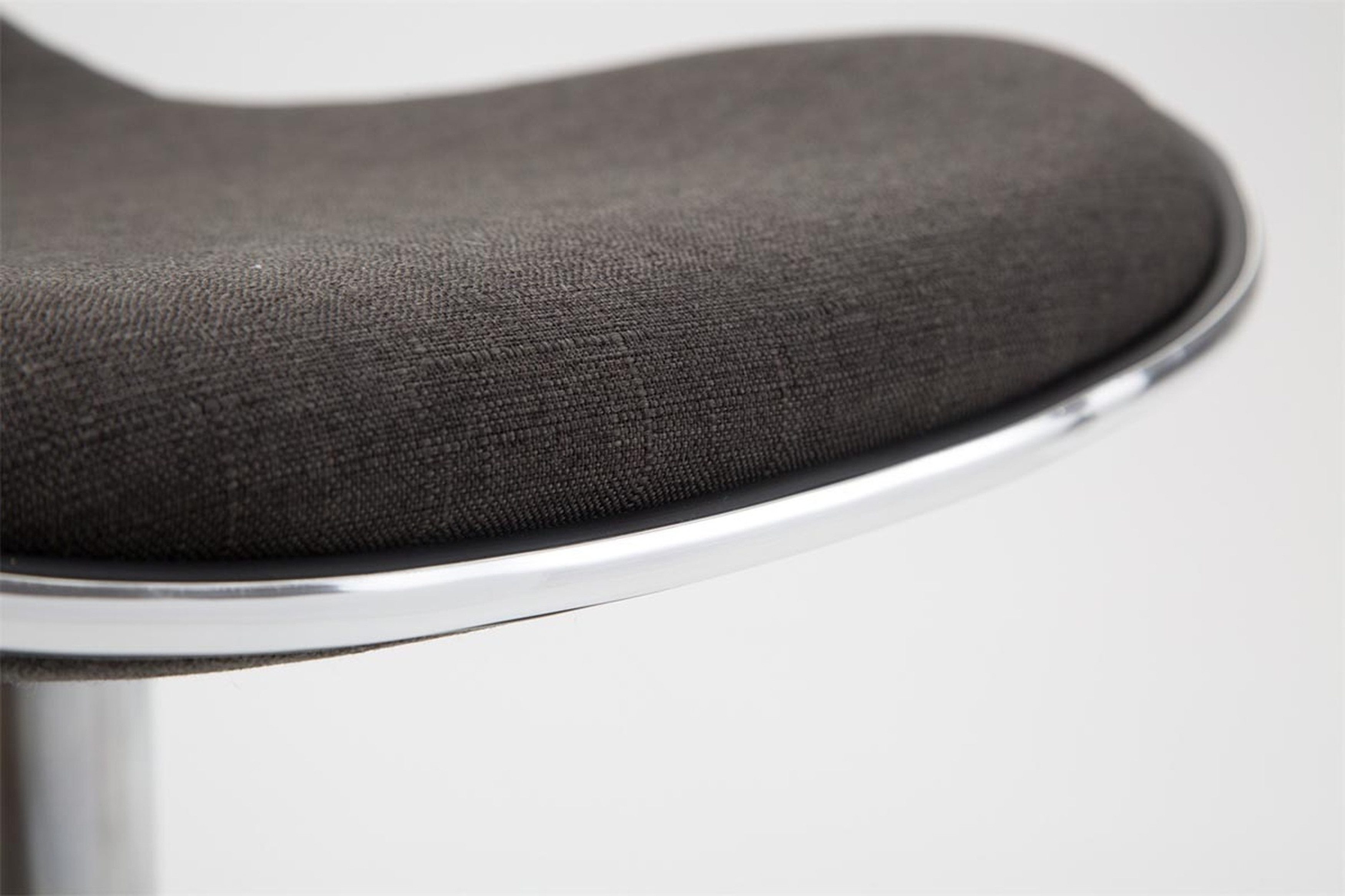 TPFLiving Barhocker höhenverstellbar (Barstuhl - Thekenhocker - Hocker für Küche - Tresenhocker), 360° drehbar - chromfarbener Stahl - Sitzfläche: Stoff Dunkelgrau