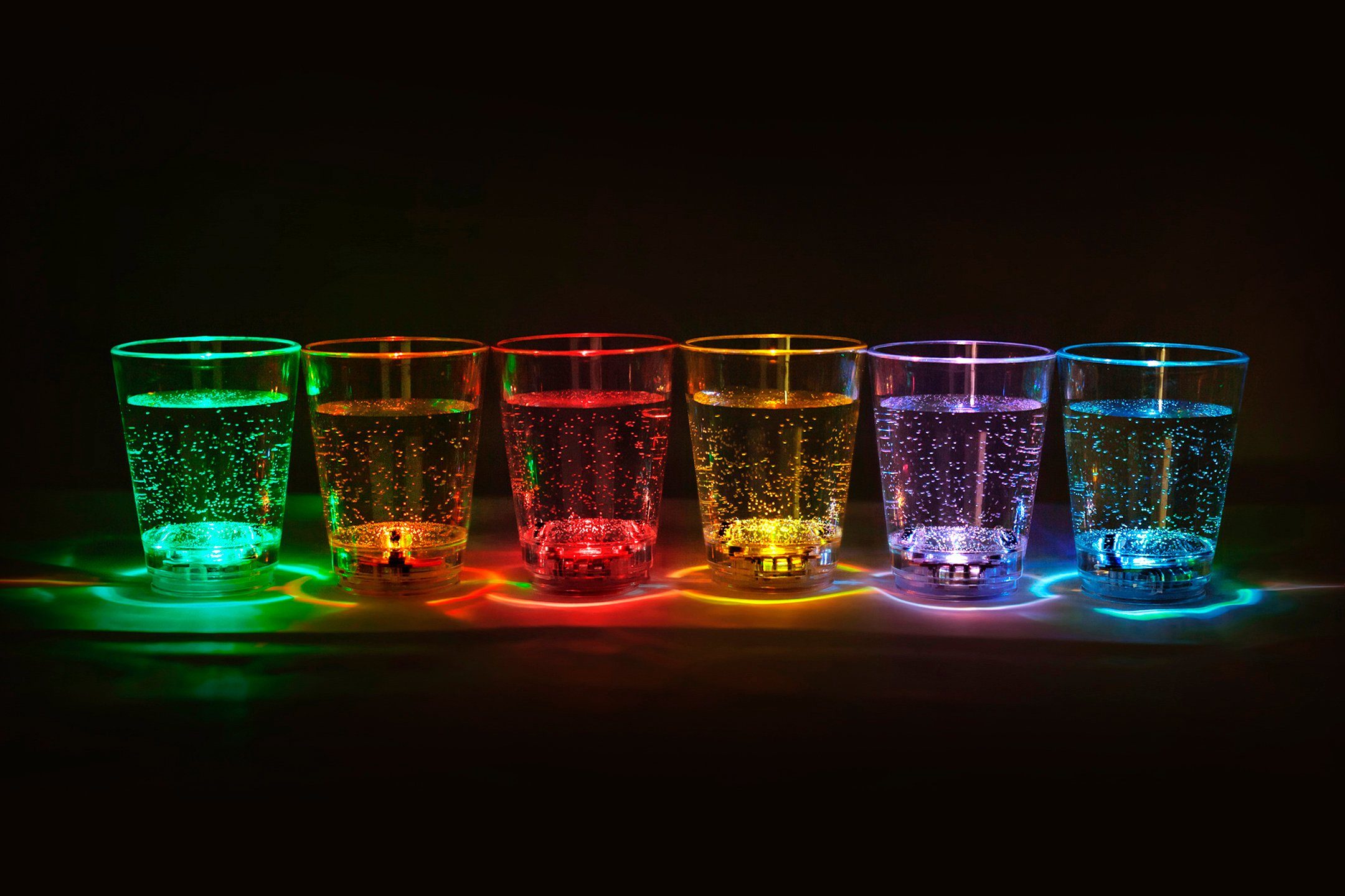 PRECORN Schnapsglas 12x LED Schnapsglas leuchtend 6cl Party Hochzeit  Silvester Trinkspiele