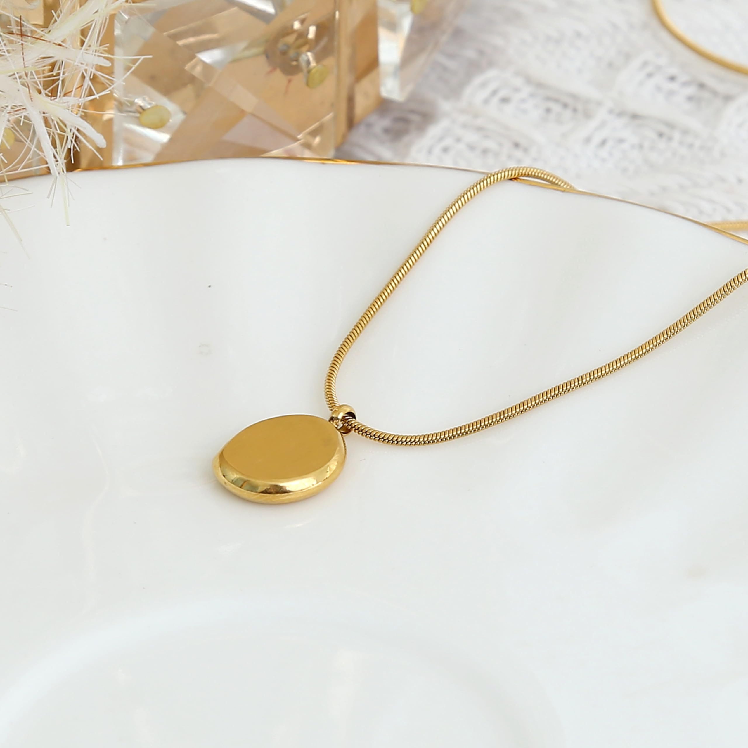Made by Nami Kette mit Anhänger Halskette für Damen in Gold mit Rundem Coin Kettenanhänger, Gold Wasserfester Schmuck Geschenk für Sie