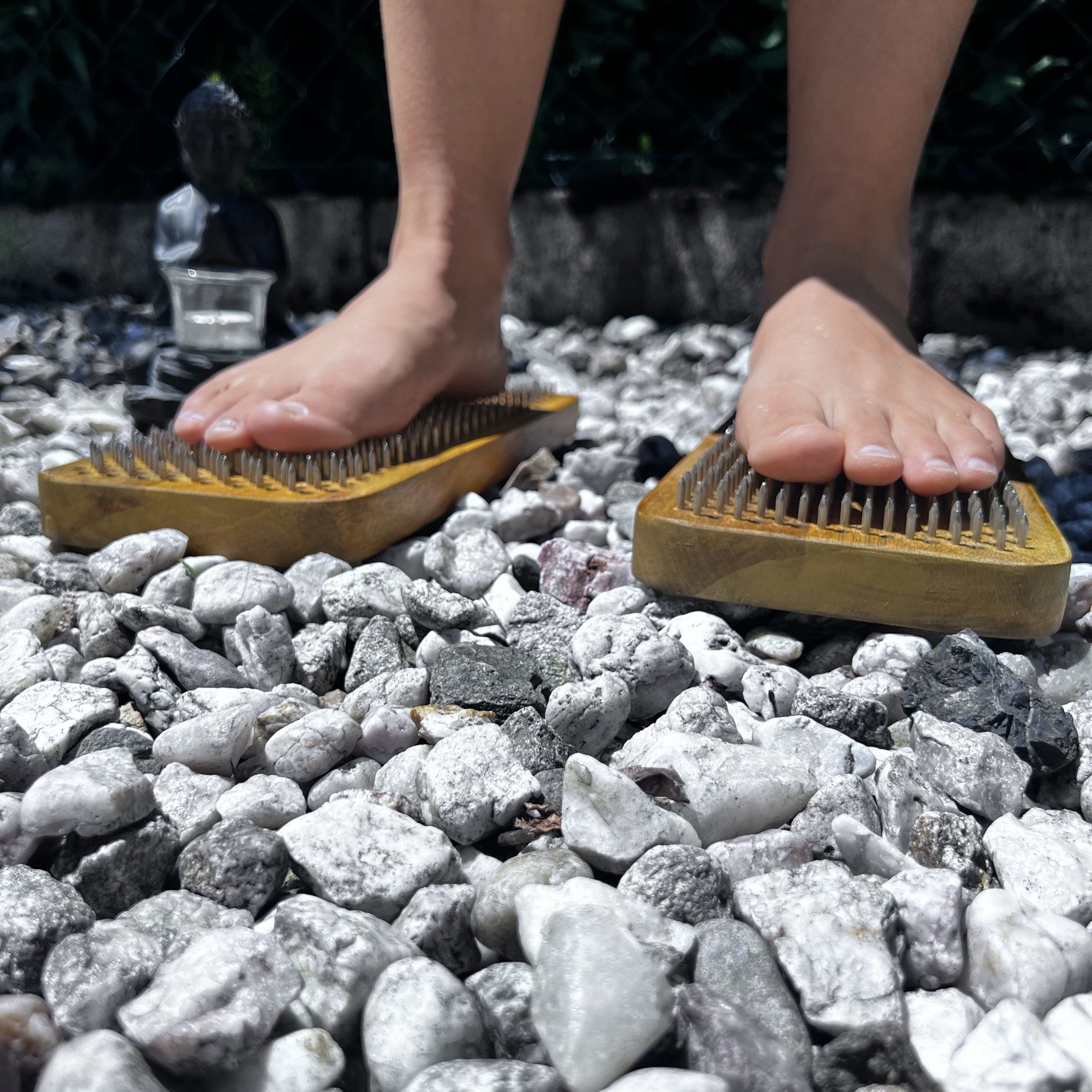 SattesGrün Yogablock Sadhu Board – handgefertigtes Yoga-Nagelbrett in 4 Intensitäten, (8mm, 10mm, 12mm und 15mm), aus Mangoholz mit Mandala Motiv, für Yoga, Meditation & Achtsamkeit