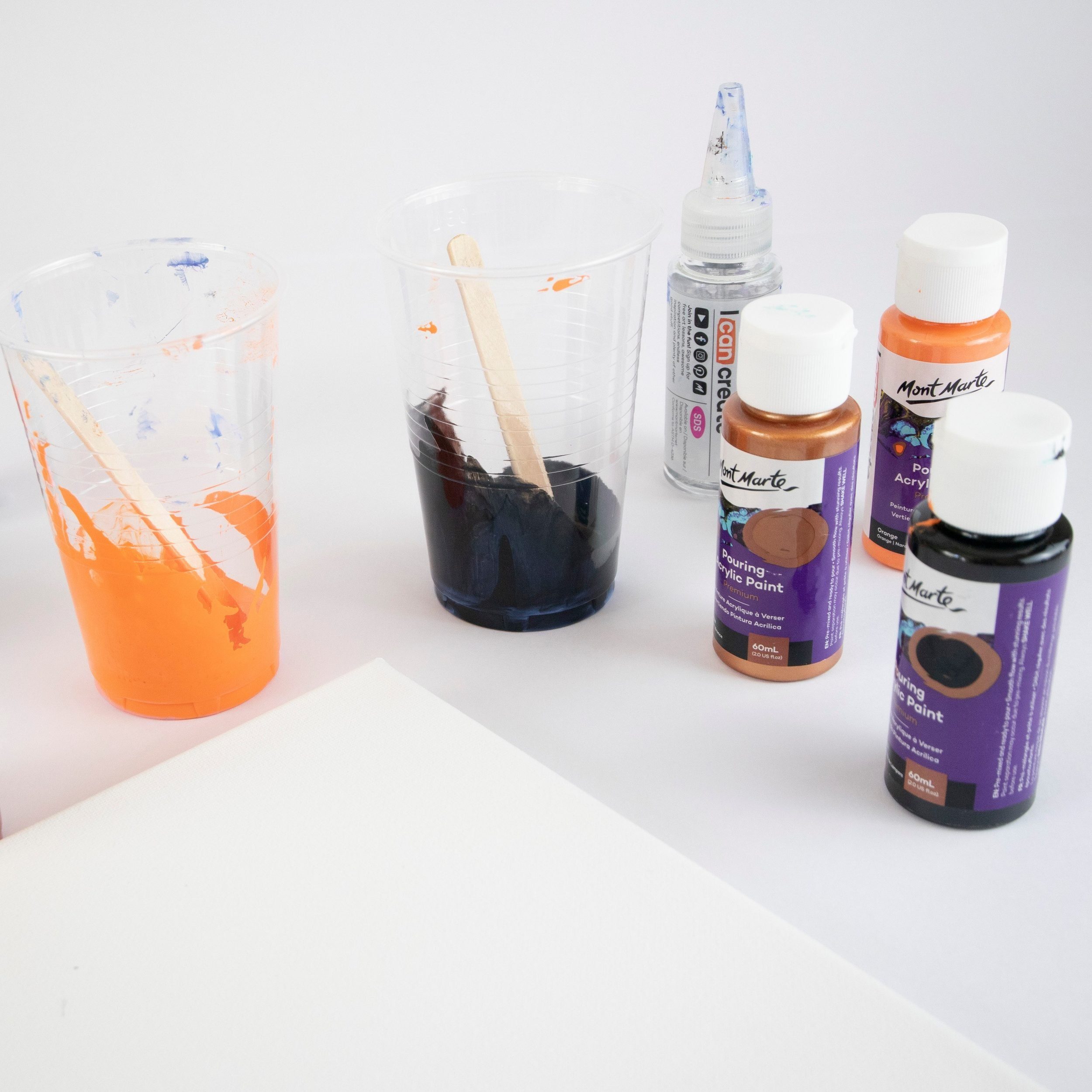 Mont Marte Bastelfarbe PREMIUM Pouring Acrylfarbe, Gieß-Acryl, je 4 x 60 ml, diverse Sets, Untereinander vermischbar & Bereits mit Pouring Medium vorgemischt