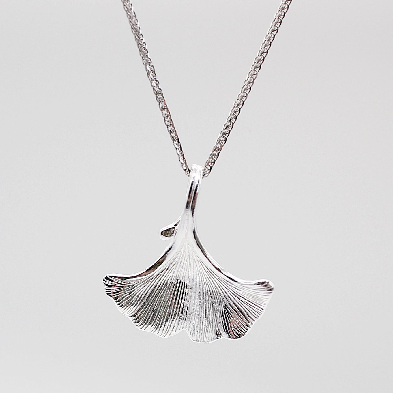 ELLAWIL Silberkette Kette mit Ginkgoblatt Anhänger Damen Zirkonia Halskette Mädchen (Kettenlänge 45 cm, Sterling Silber 925), inklusive Geschenkschachtel