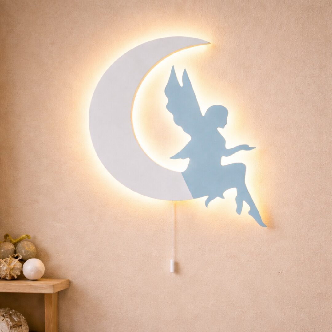 COZYCOLLECTIONS LED Wandleuchte LED-Wandnachtlicht Fee auf Mond 40 cm, Rosa, Warmweiß, Montessori: sanftes Licht für ruhige Abendrituale