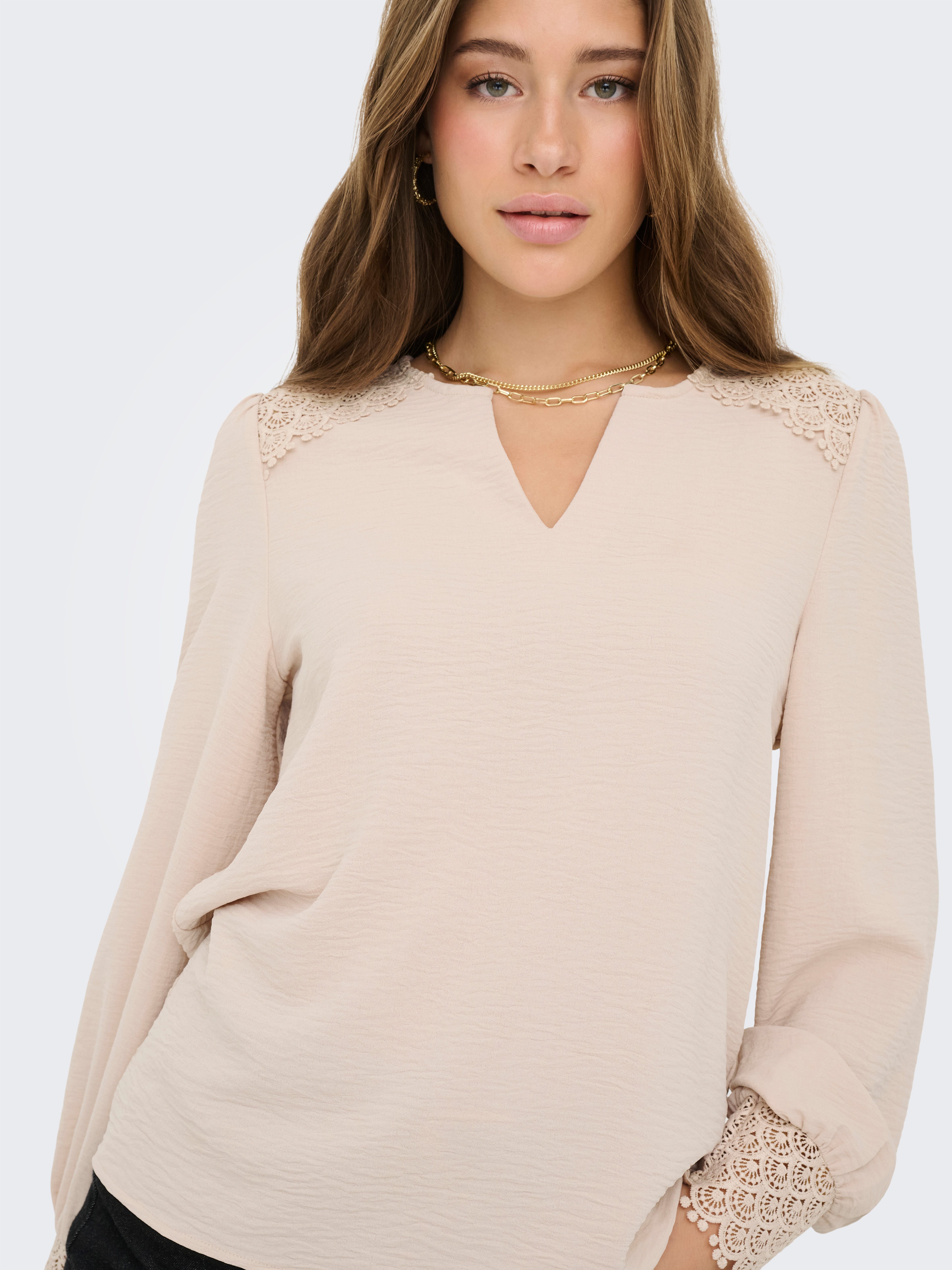 ONLY Langarmbluse ONLCERENA METTE L/S LACE VNECK TOP WVN Kunstfaser, regular fit, V-Ausschnitt – Bild 4 von 5
