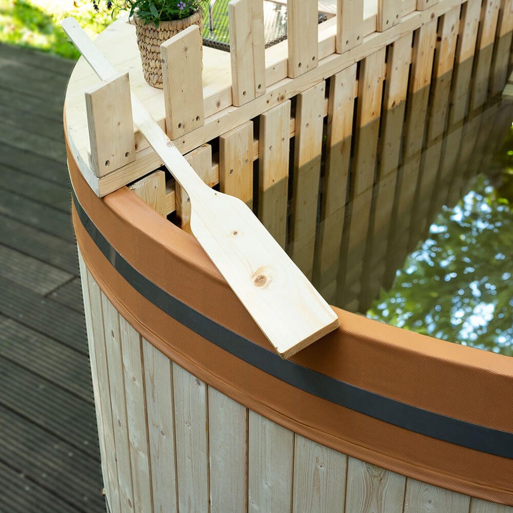 HOME DELUXE Badebottich Hot Tub / holzbefeuertes Badefass (210cm), SKANDI L, 1800 l, für 4 Personen, integrierter Holzofen, Treppe und Abdeckung inklusive – Bild 4 von 5