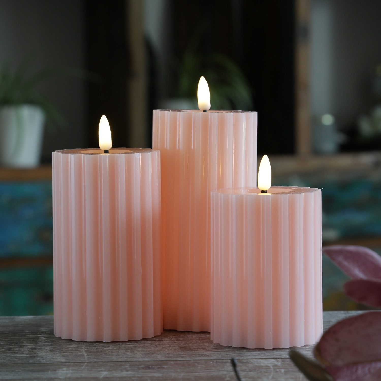 MARELIDA LED-Kerze Liv Echtwachs gerillt mit Rillen flackernd H: 14,5cm Timer rosa, LED Classic, warmweiß (2100K bis 3000K) – Bild 3 von 5