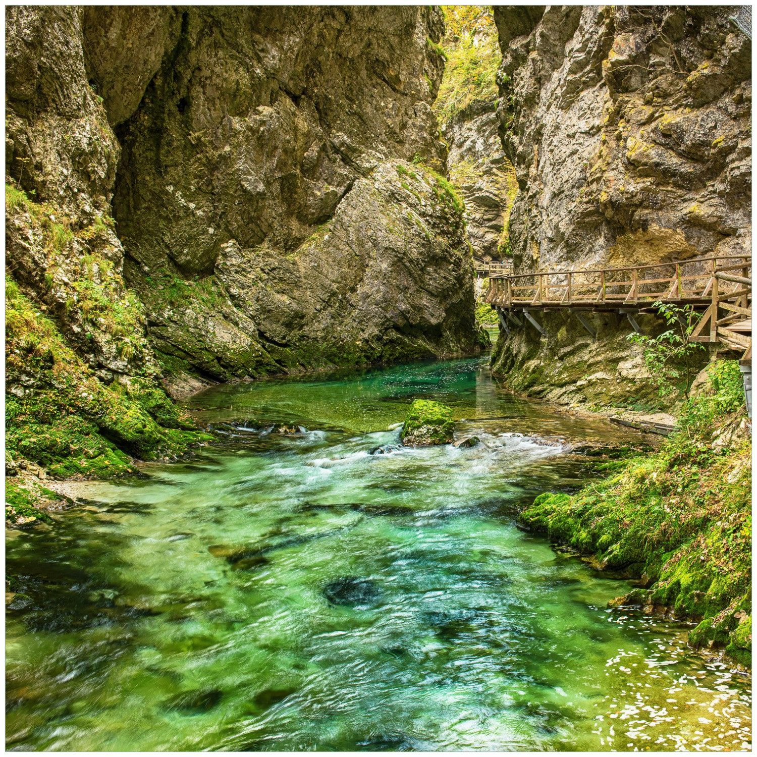 Wallario Möbelfolie Durch die Klamm