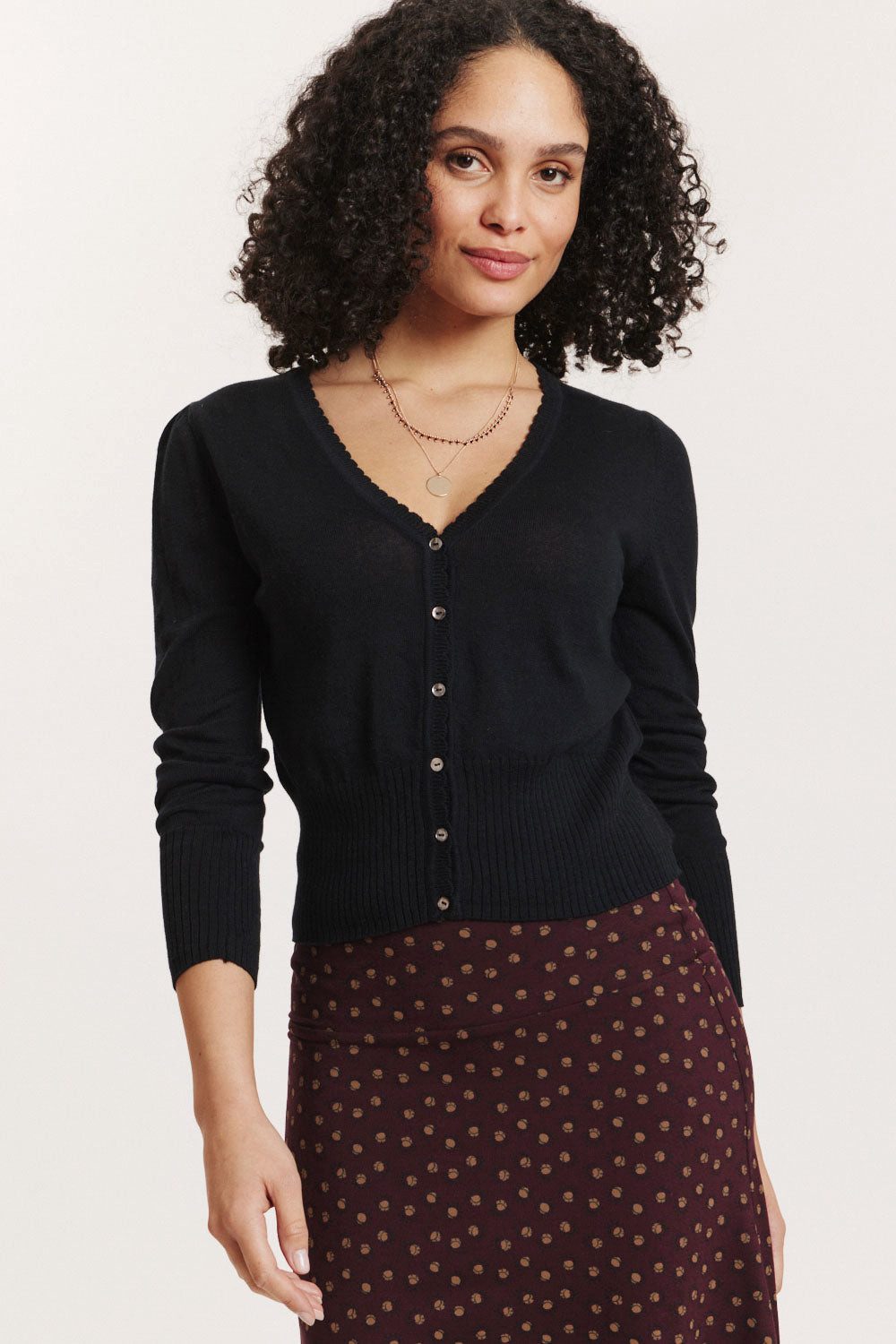 Tranquillo Cardigan Damen Linaa GOTS-Bio-Baumwolle V-Ausschnitt Zierkante kurze Passform Unifarbene Strickjacke hautschmeichelnd, atmungsaktiv und luftig