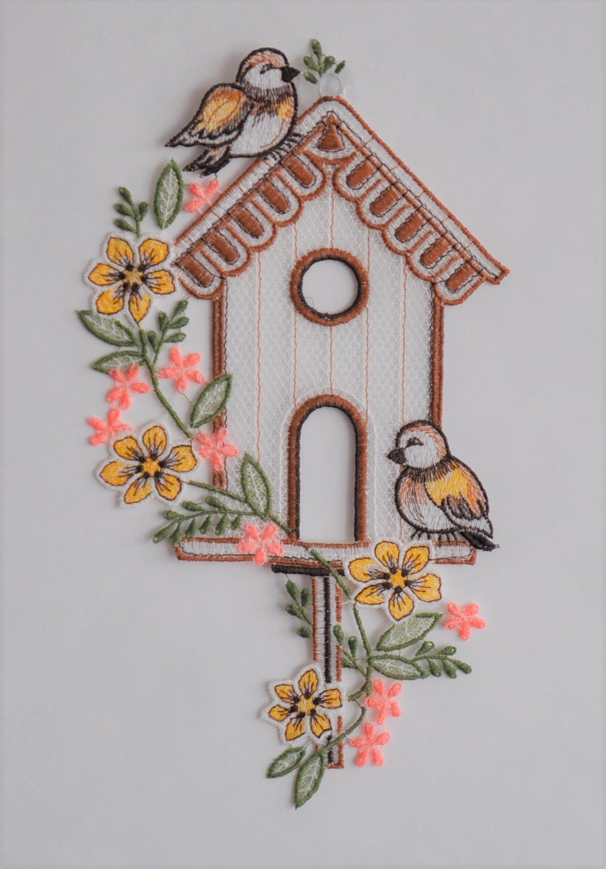 Stickereien Plauen Fensterbild Vogelhäuschen