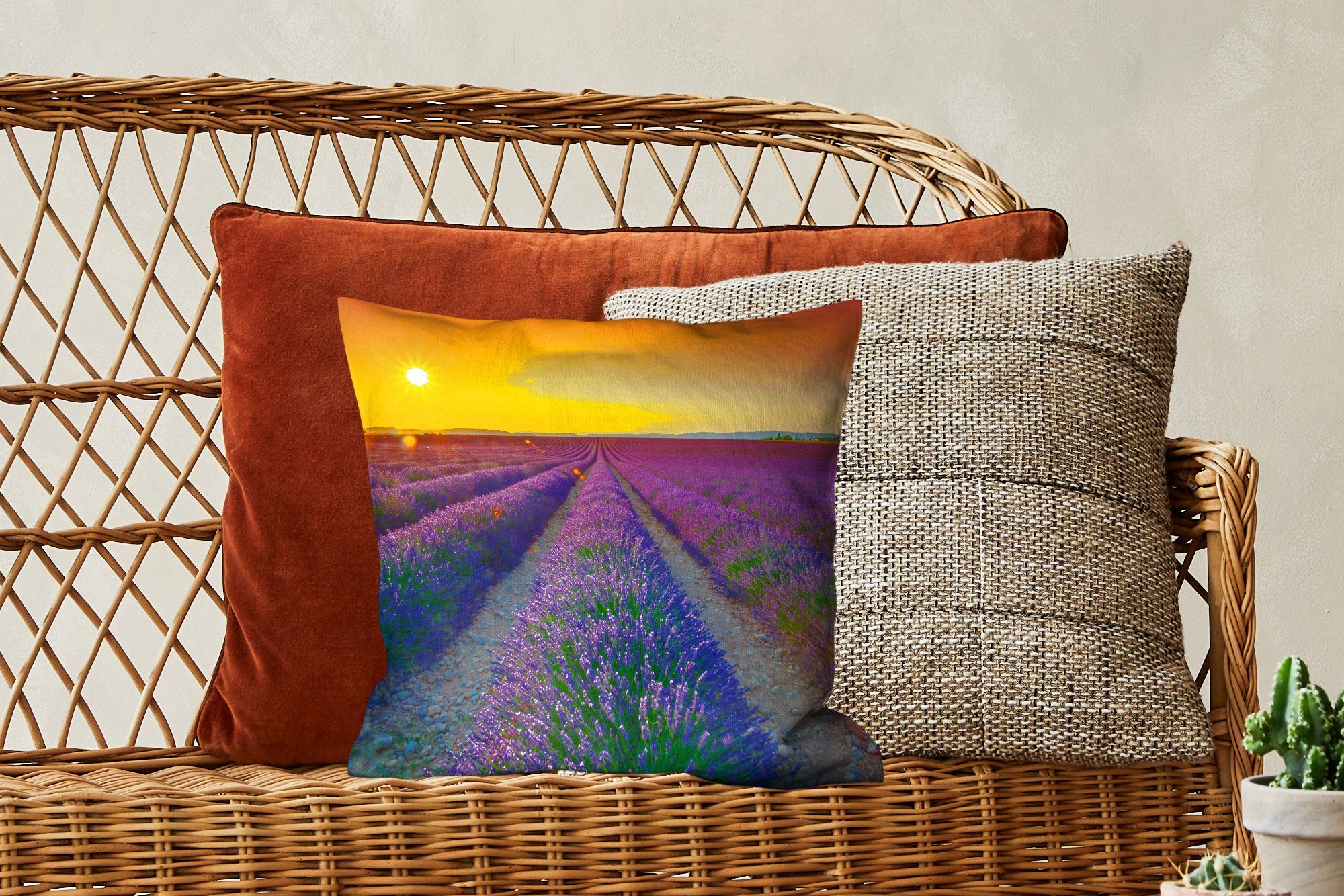 Schlafzimmer, Lavendel, Deko, über mit Füllung MuchoWow Feld Dekokissen Sofakissen Sonnenuntergang Wohzimmer, einem Zierkissen voller Oranger für