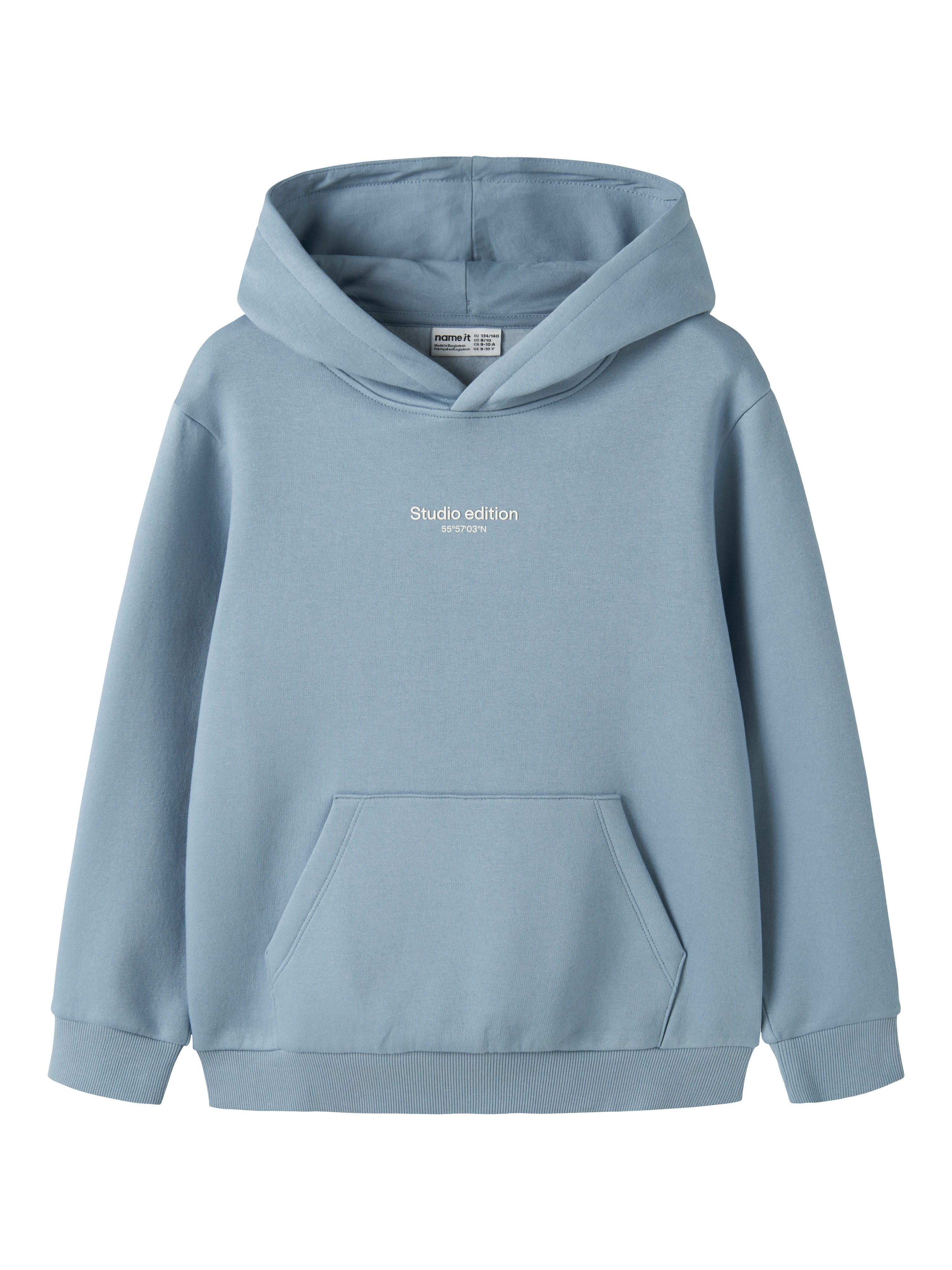 Name It Kapuzensweatshirt NKMBRODY LS NREG SWEAT WH BRU NOOS mit kleinem Logoprint