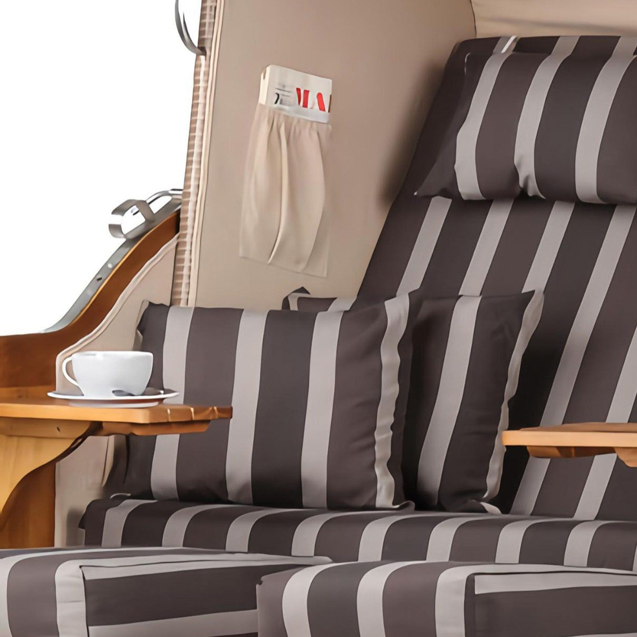 bene living Strandkorb Schleswig Pinie 2-Sitzer - PE mokka - Modell 554, BxTxH: 120x80x160 cm, Volllieger, Ostsee-Strandkorb, (Strandkorb-Komplettset, 4-tlg., Strandkorb, Schutzhülle, Doppellenkrollen und Glas-/Becherhalter), inkl. Windschutzfolie, Bistrotischen und bequemer Polsterung