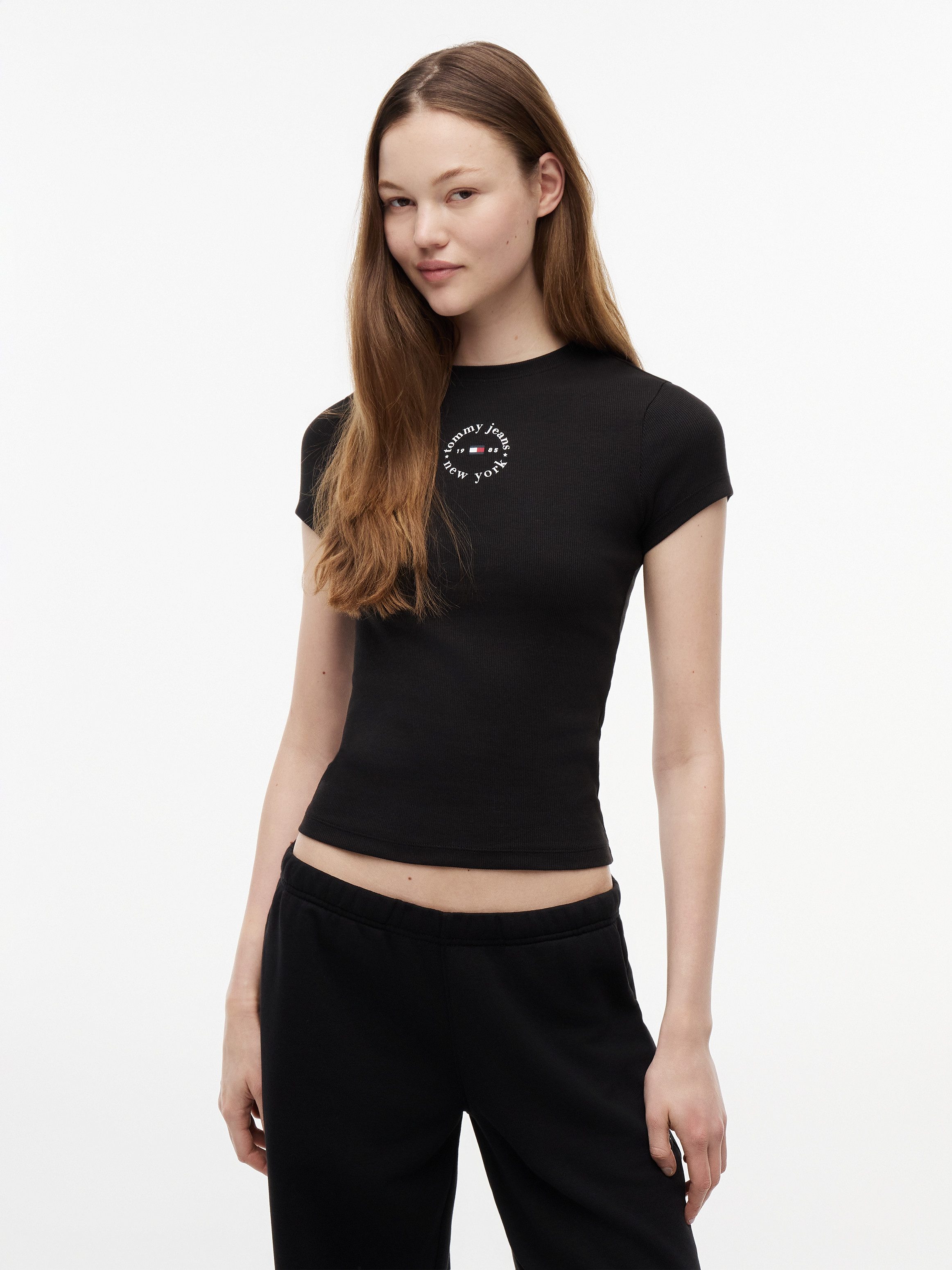 Tommy Jeans Kurzarmshirt TJW SLIM ESS LOGO2 RIB TEE EXT Baumwollmischung, slim fit, figurbetont, in gerippter Struktur
