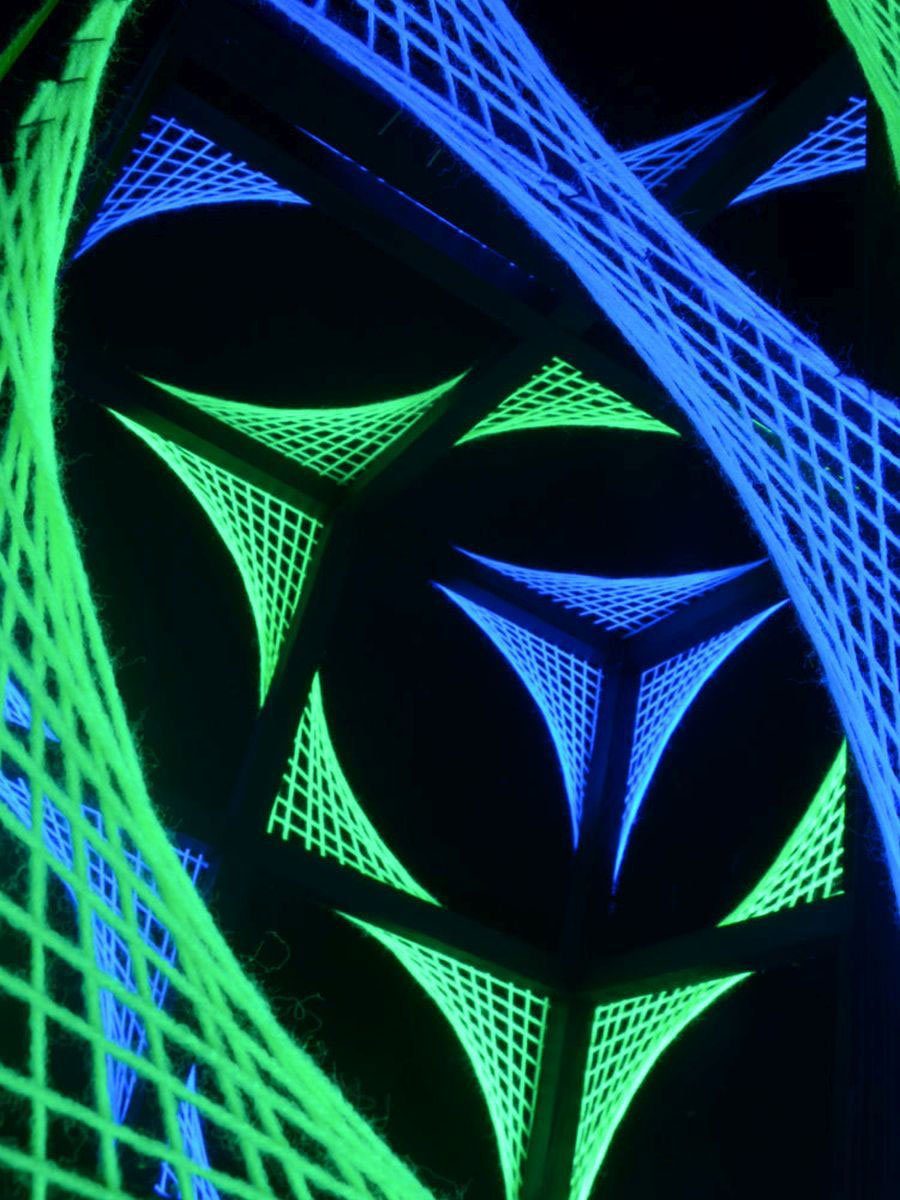 Schwarzlicht PSYWORK Cube", StringArt Fadendeko "Slanted UV-aktiv, Dekoobjekt 55cm, leuchtet Würfel Schwarzlicht unter 3D