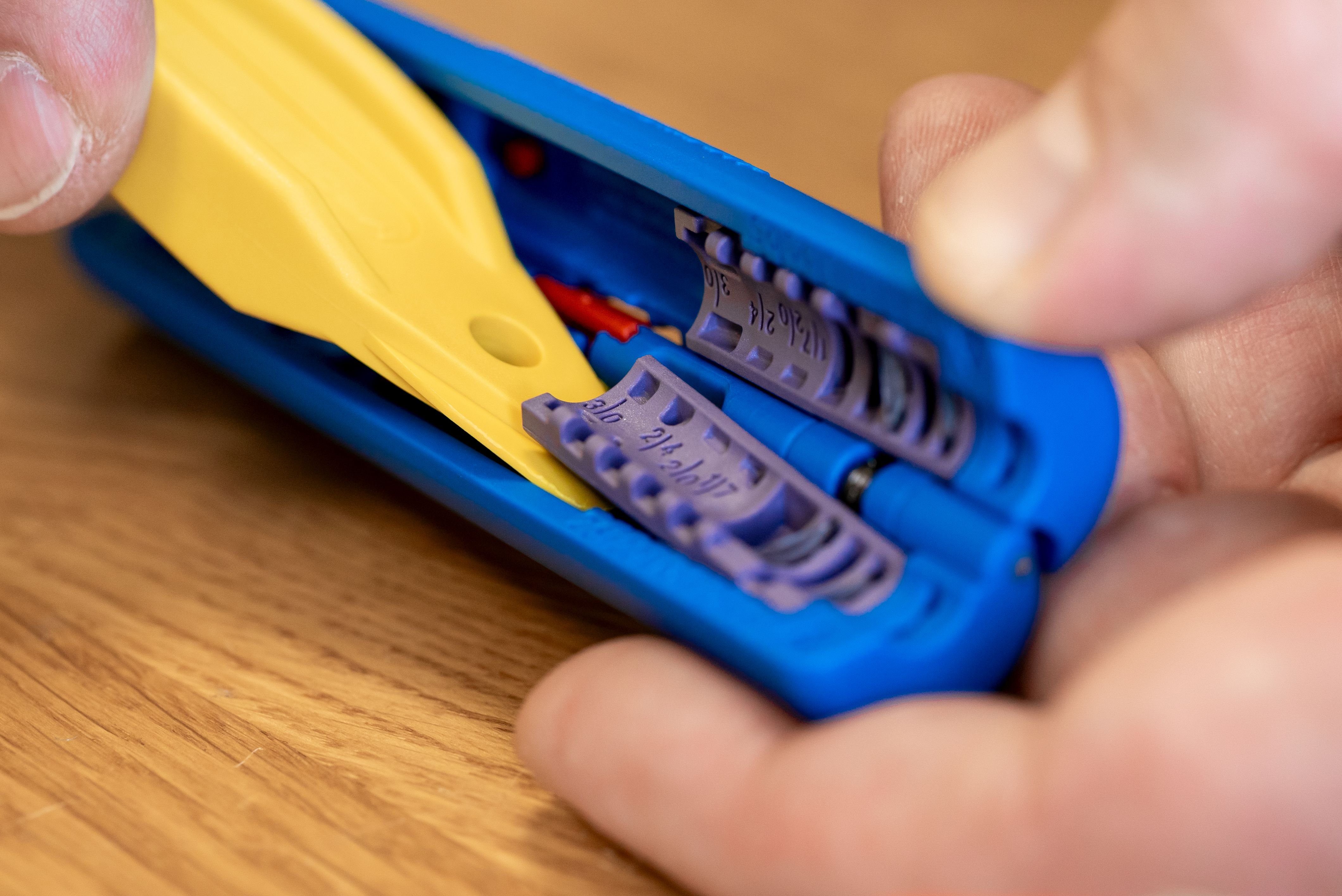 WEICON Abmantelungszange Profibus Stripper No. 2, Abisolierwerkzeug für Datenkabel, 1-tlg., sicheres Abmanteln aller gängigen Rundkabel