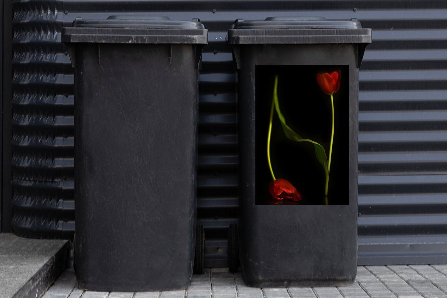 Container, MuchoWow Wandsticker auf St), rote Tulpen schwarzem Sticker, Abfalbehälter Zwei Mülleimer-aufkleber, (1 Mülltonne, Hintergrund