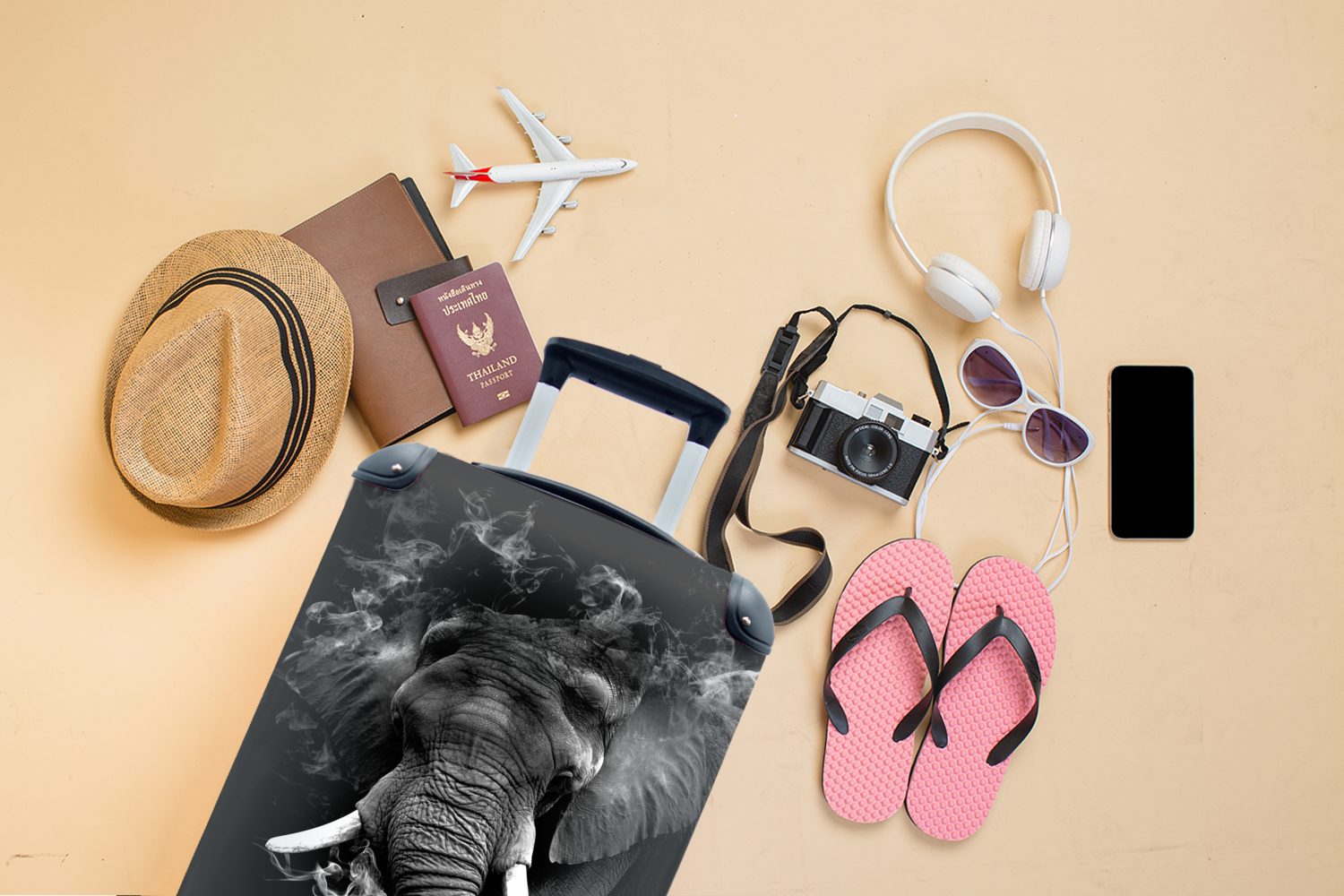 MuchoWow Handgepäckkoffer Elefant mit Rauch schwarz vor schwarzem Reisetasche Trolley, Ferien, Hintergrund 4 rollen, Reisekoffer mit weiß, - für Handgepäck Rollen, und