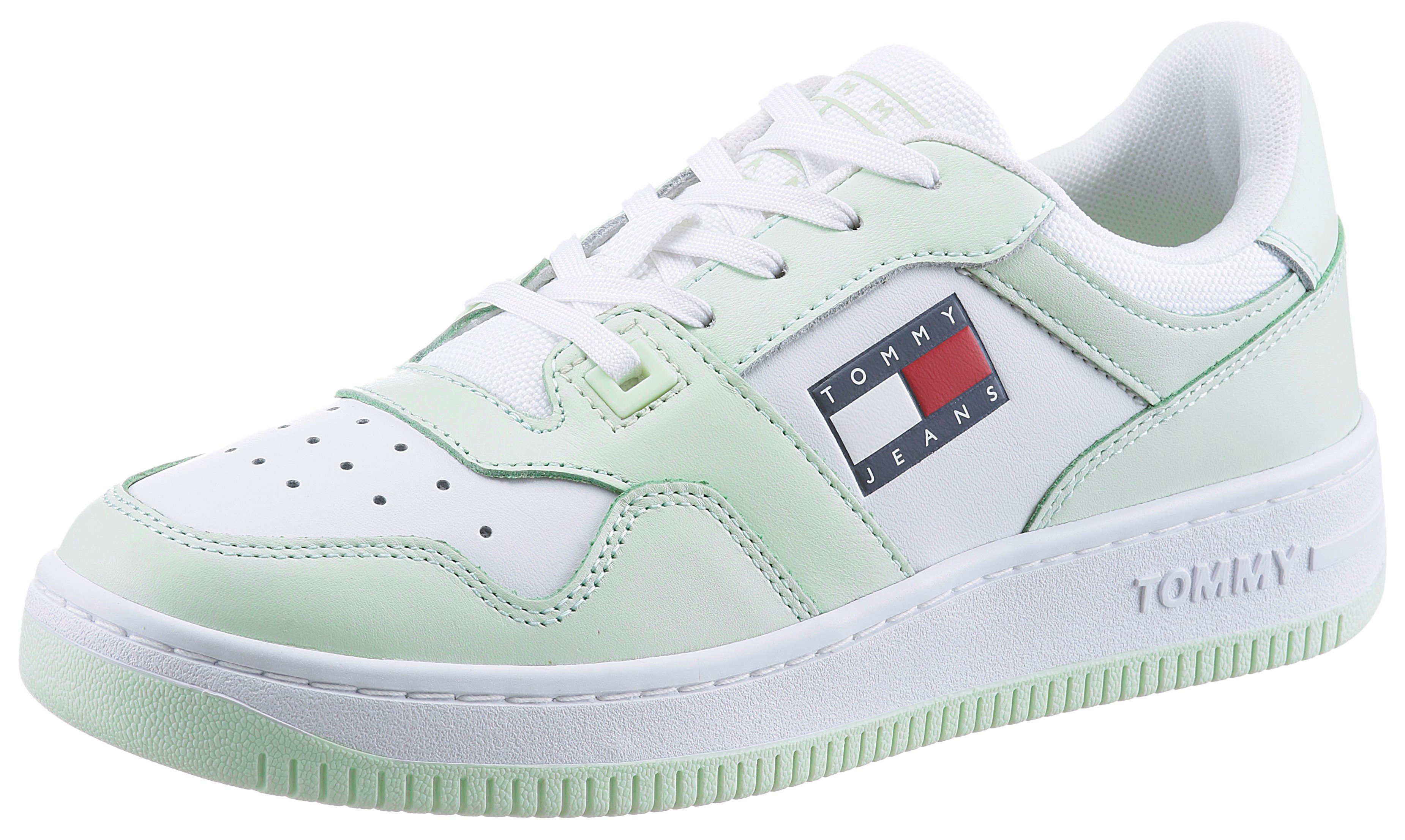 Tommy Jeans TOMMY JEANS RETRO BASKET WMN Keilsneaker mit seitlicher Logoflagge mint-weiß