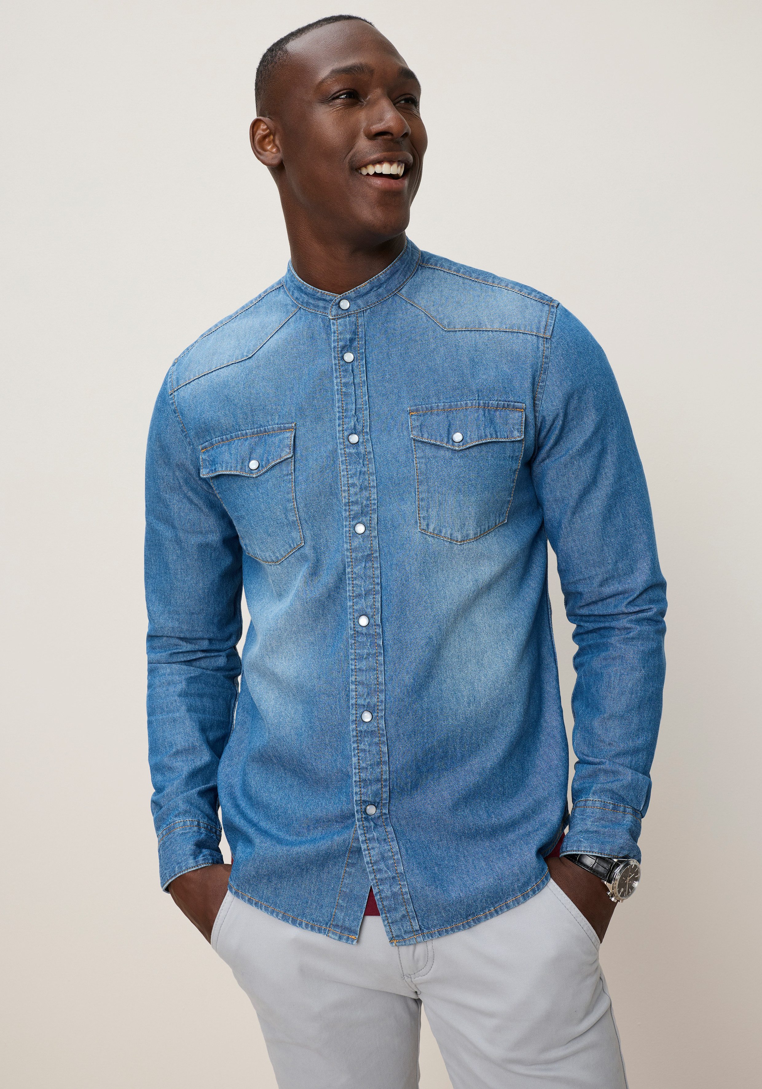 DELMAO Jeanshemd aus Baumwolle in Denim-Qualität, mit Stehkragen. € 39,99, (€ 39,99 pro 1 Stk).