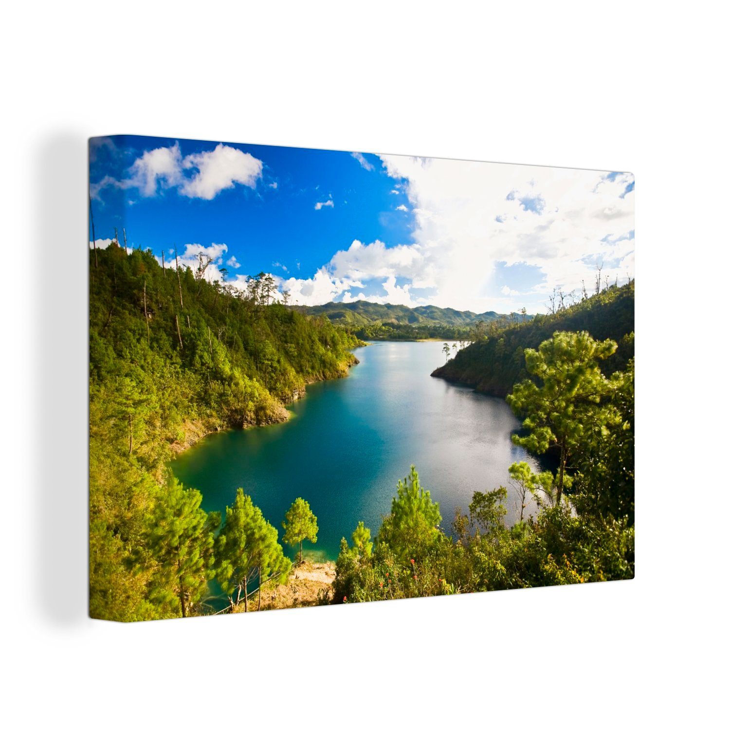 OneMillionCanvasses® Leinwandbild Blick auf einen See inmitten einer bewaldeten Berglandschaft im, (1 St), Wandbild Leinwandbilder, Aufhängefertig, Wanddeko, 30x20 cm