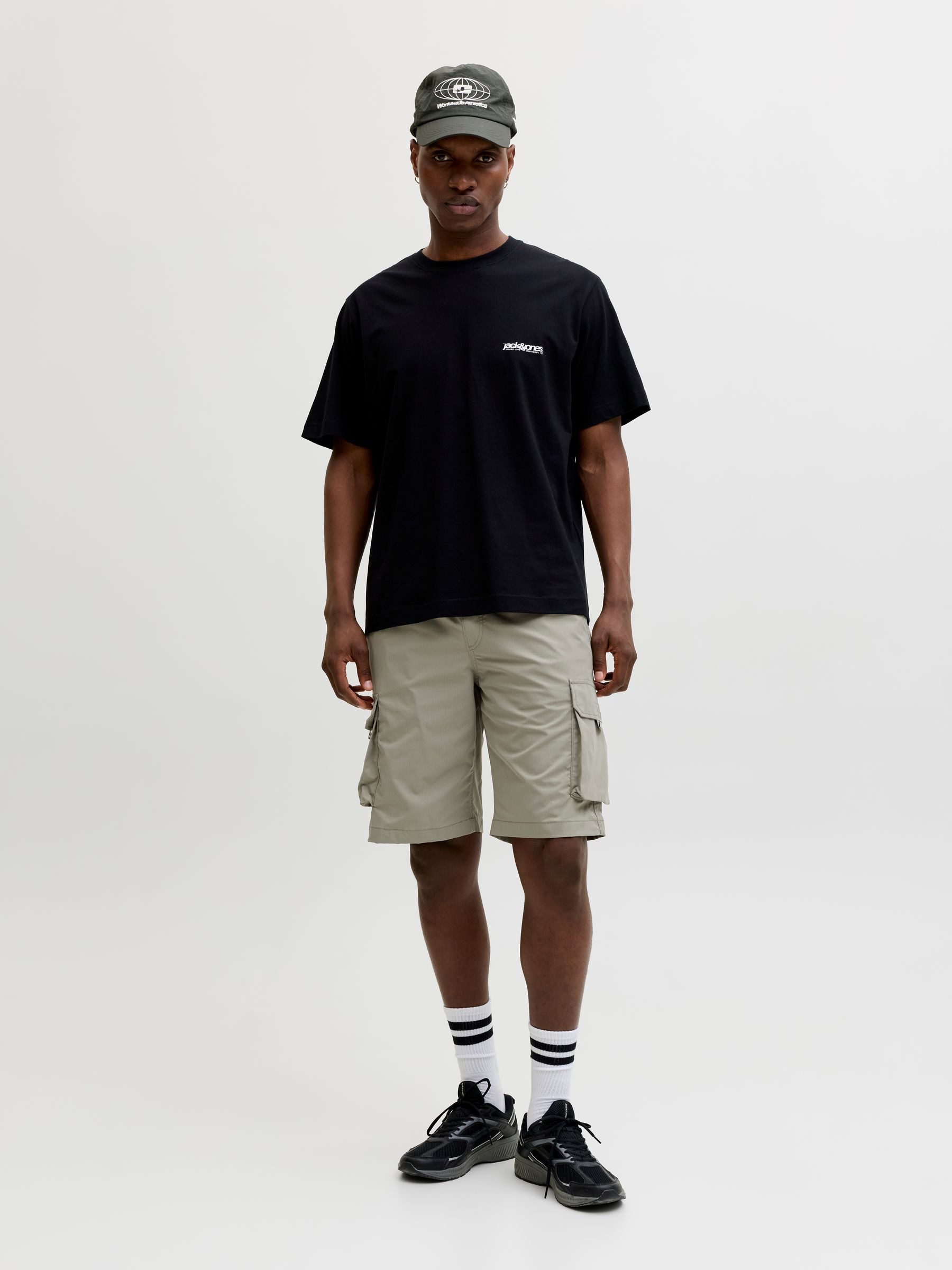 Jack & Jones Cargoshorts Moderner Casual Look Knielang Cargotaschen Lässiger Fit für Herren (1-tlg) Normal Fit Einfarbig schnell trocknend Kordelzug Casual-Style