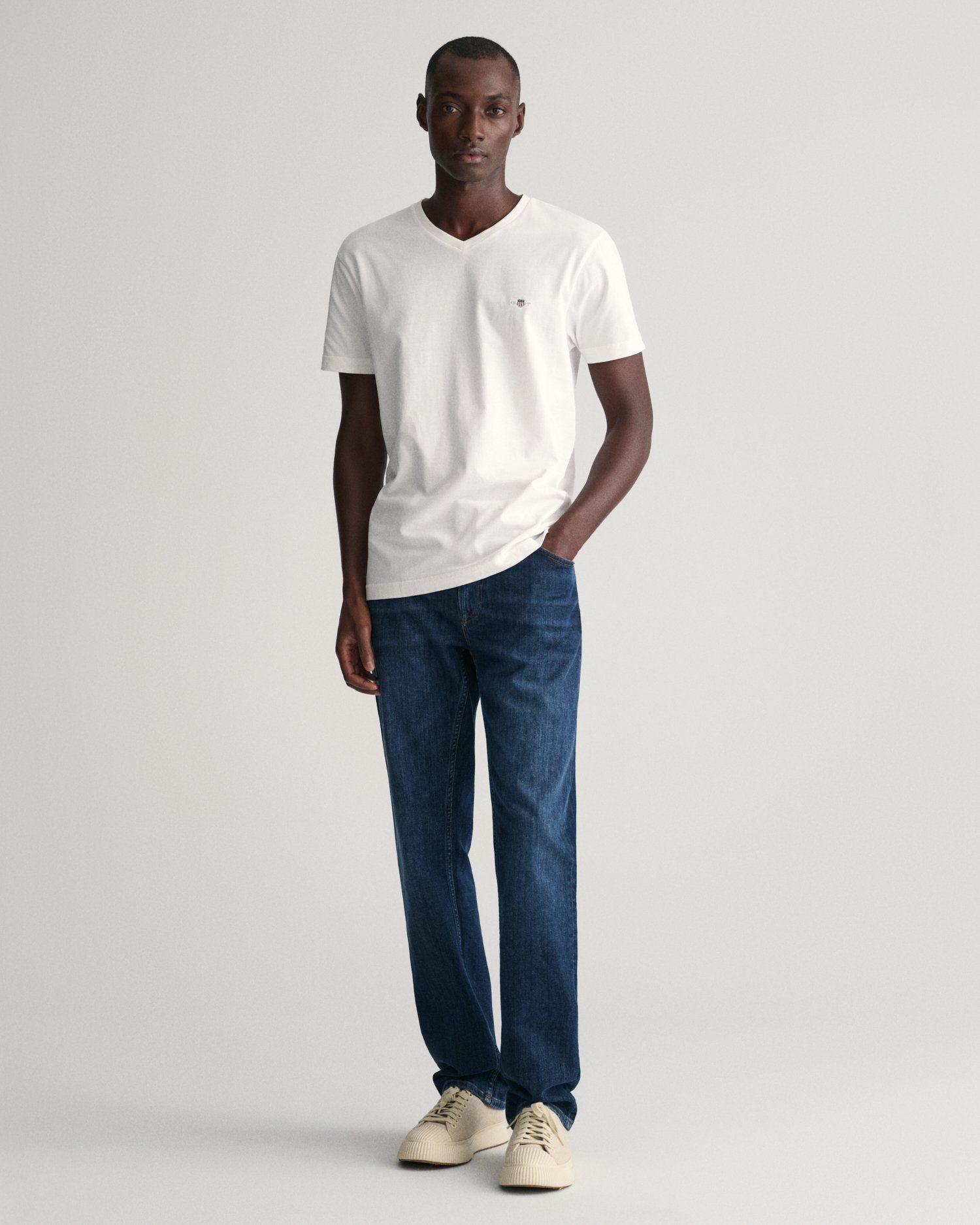 Gant T-Shirt SLIM SHIELD V-NECK white auf der Logostickerei Brust T-SHIRT mit kleinen einer