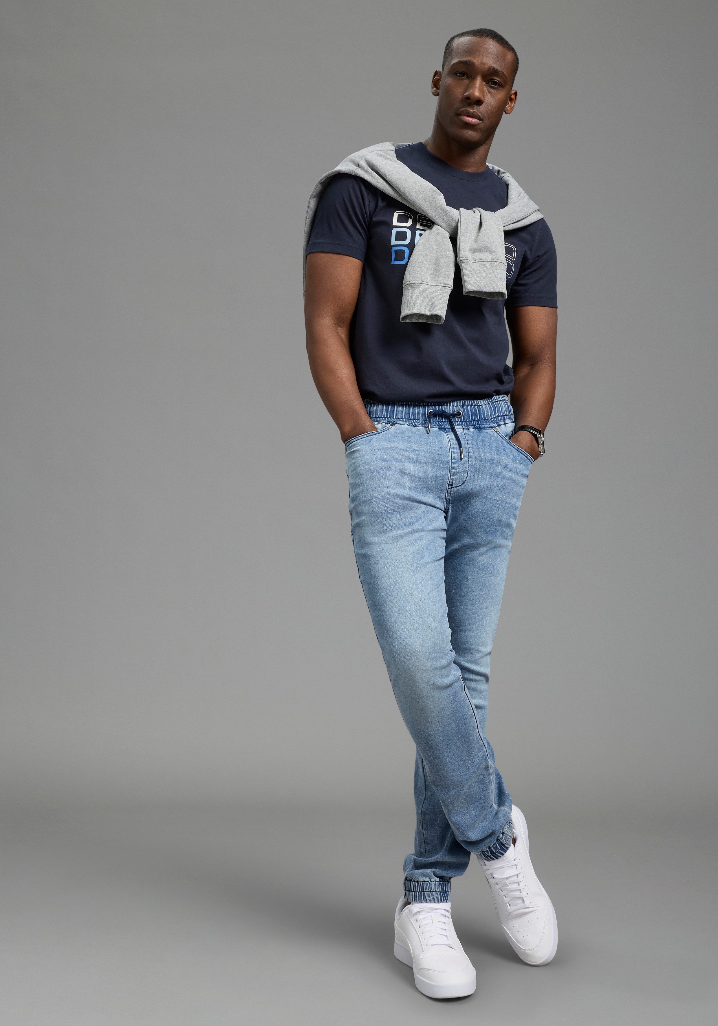 DELMAO Jogg Pants mit Eingrifftaschen und Gesäßtaschen, Comfort Fit, gerader Beinverlauf