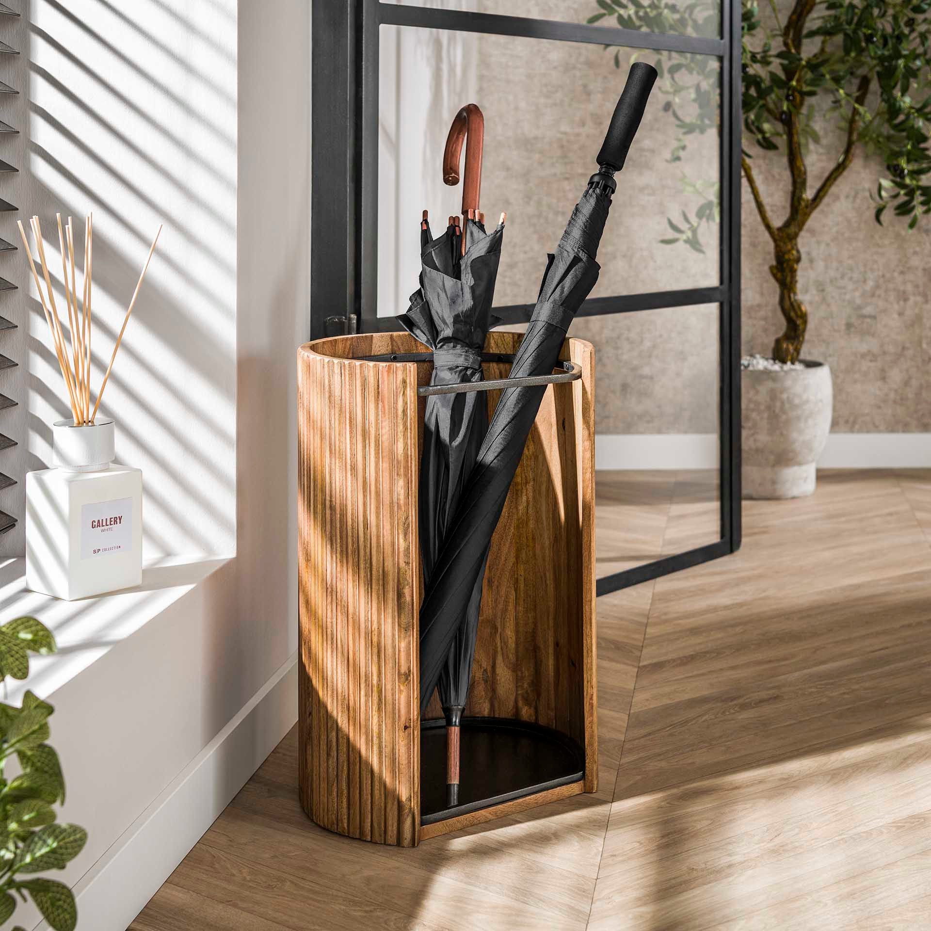 Maison ESTO Schirmständer LAWELL aus massivem Mango Holz halbrund mit Wasserauffangschale, für Regenschirme - Höhe Schirmständer: 50 cm