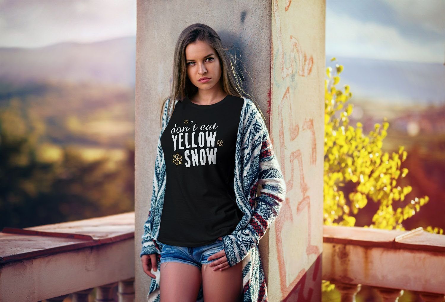 MoonWorks Print-Shirt Damen T-Shirt Don't eat Yellow Snow Spruch Skifahrer Snowboardfahrer Wintersportler lustig Après Ski Slim Fit Moonworks® mit Print
