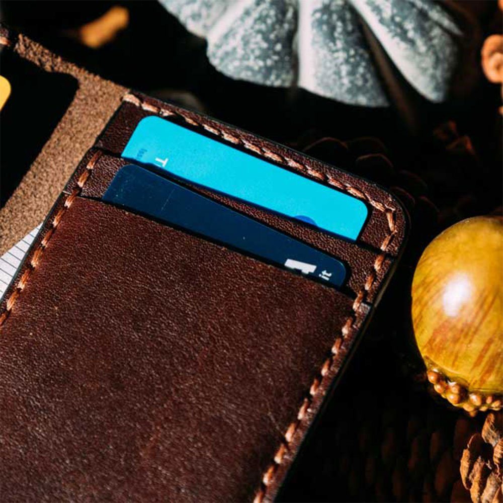 Geldbörse Zeitloses Design - Leder. Look, im (1-tlg), aus handgenäht Portemonnaie Lord Vintage Kartenetui QIRAS ausgewähltem Braun Smart Geldbörse sorgfältig Wallet