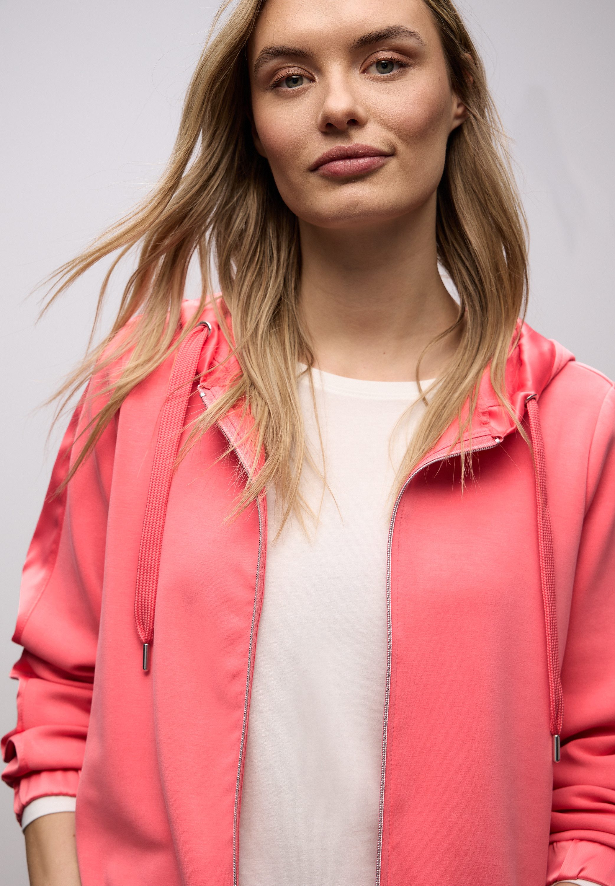 STREET ONE Kapuzensweatjacke im Silk-Look, mit seidigem Glanz